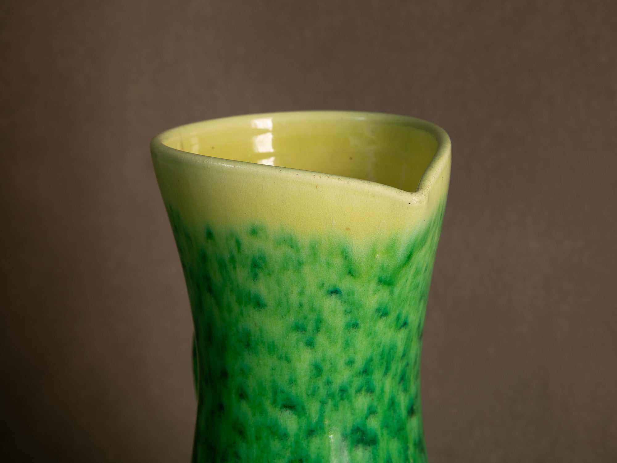 Important pichet / vase des Potiers d'Accolay, France (vers 1950-55)..Important jug / vase by les Potiers d'Accolay, France (ca 1950-55)