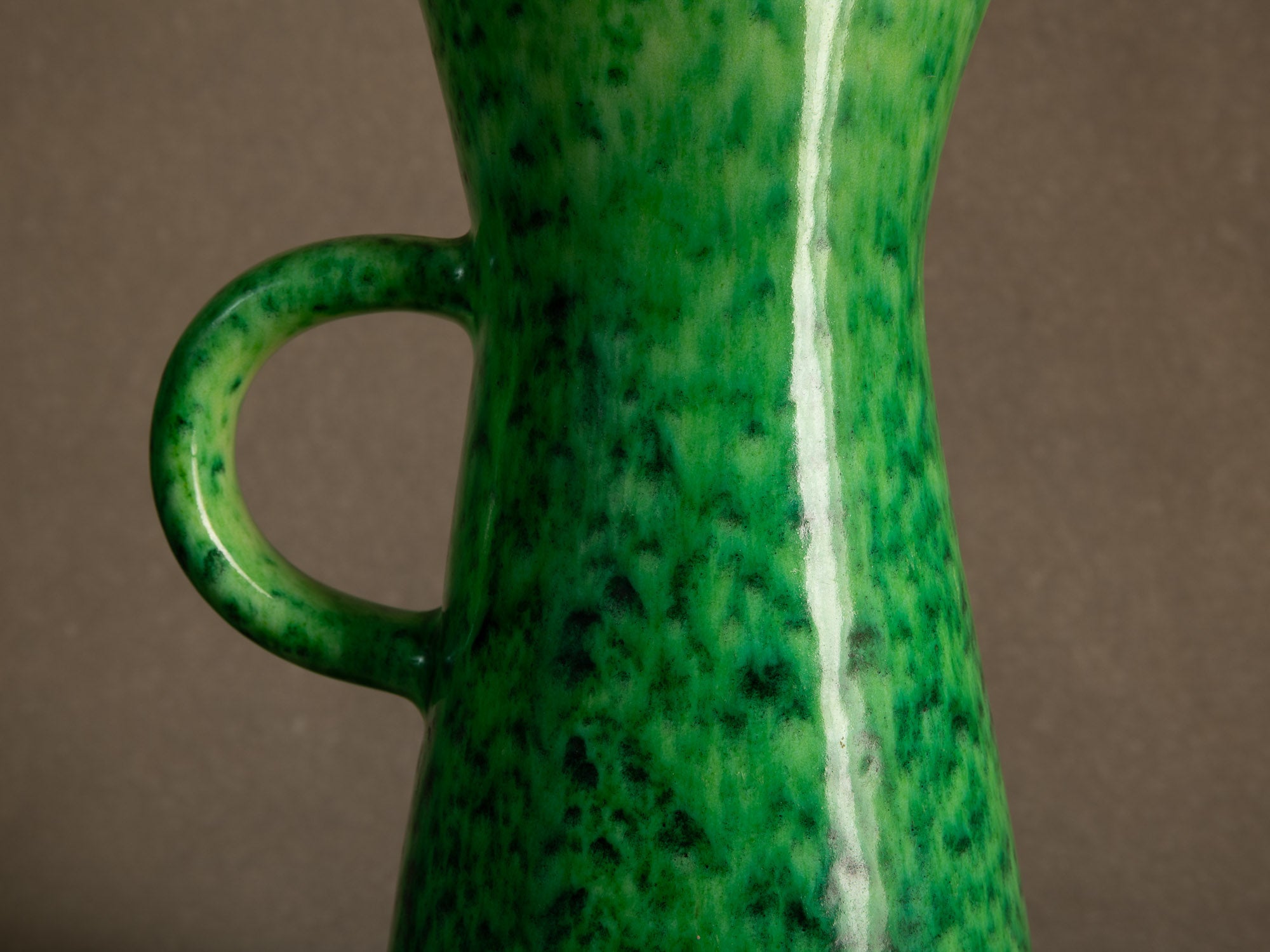 Important pichet / vase des Potiers d'Accolay, France (vers 1950-55)..Important jug / vase by les Potiers d'Accolay, France (ca 1950-55)