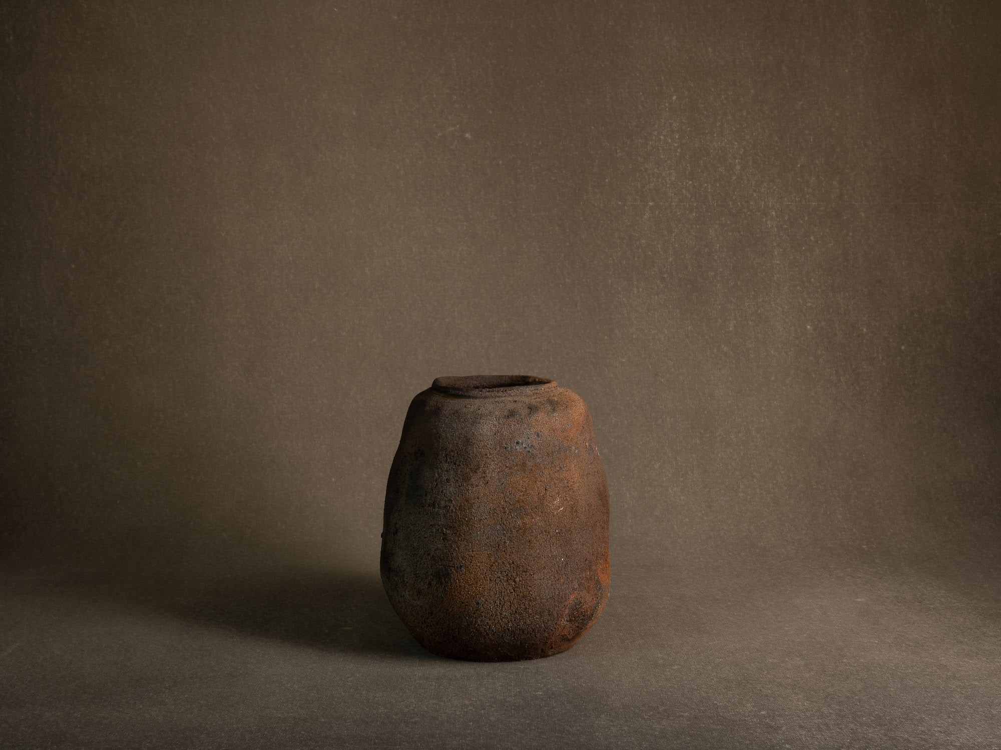 Remarquable vase en grès nu de Franck Aumont, France (vers 2005)..Important bare stoneware vase by Franck Aumont, France (circa 2005)