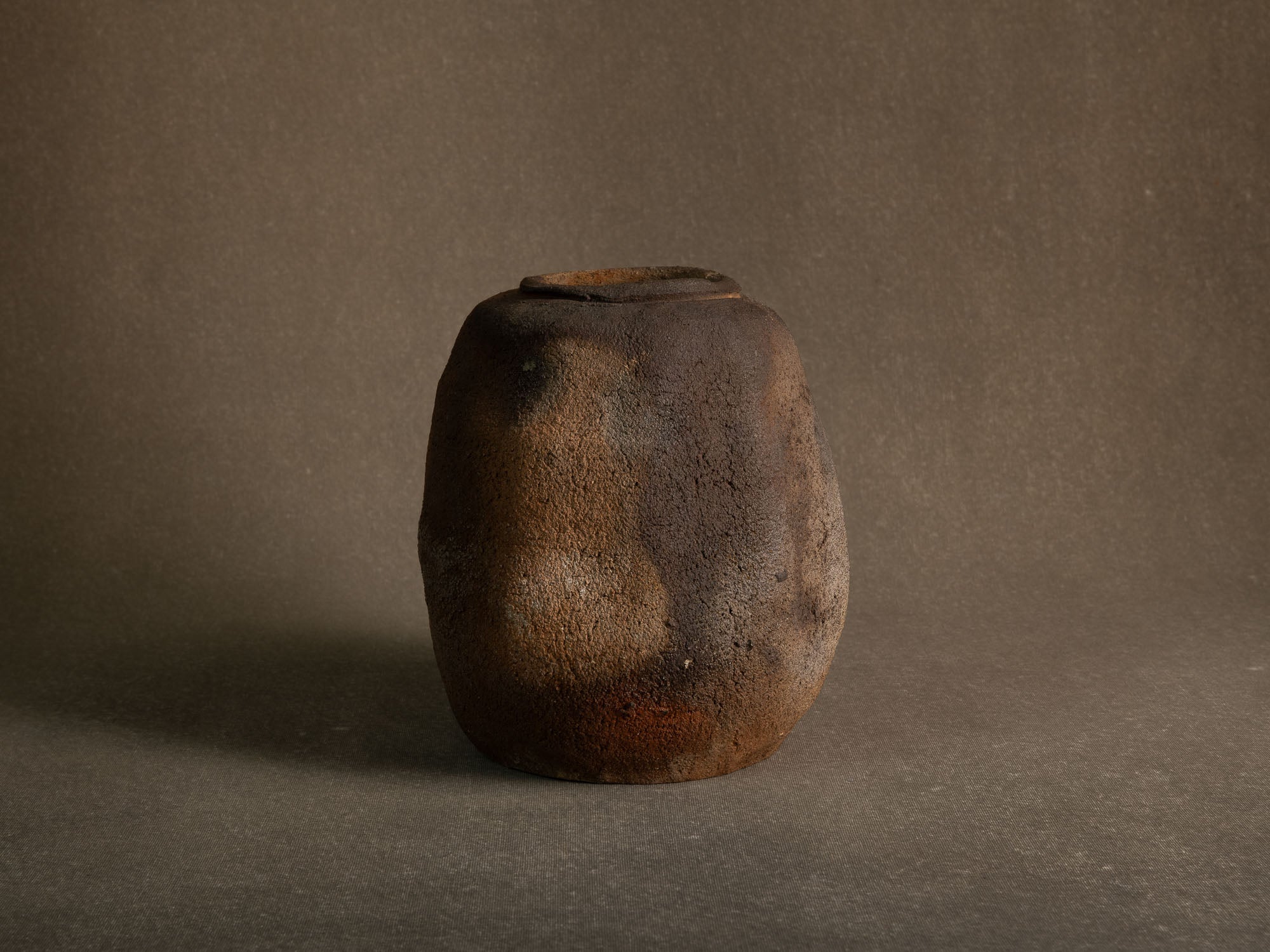 Remarquable vase en grès nu de Franck Aumont, France (vers 2005)..Important bare stoneware vase by Franck Aumont, France (circa 2005)