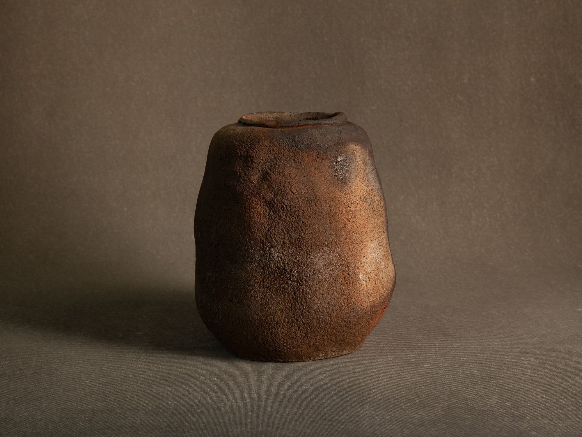 Remarquable vase en grès nu de Franck Aumont, France (vers 2005)..Important bare stoneware vase by Franck Aumont, France (circa 2005)