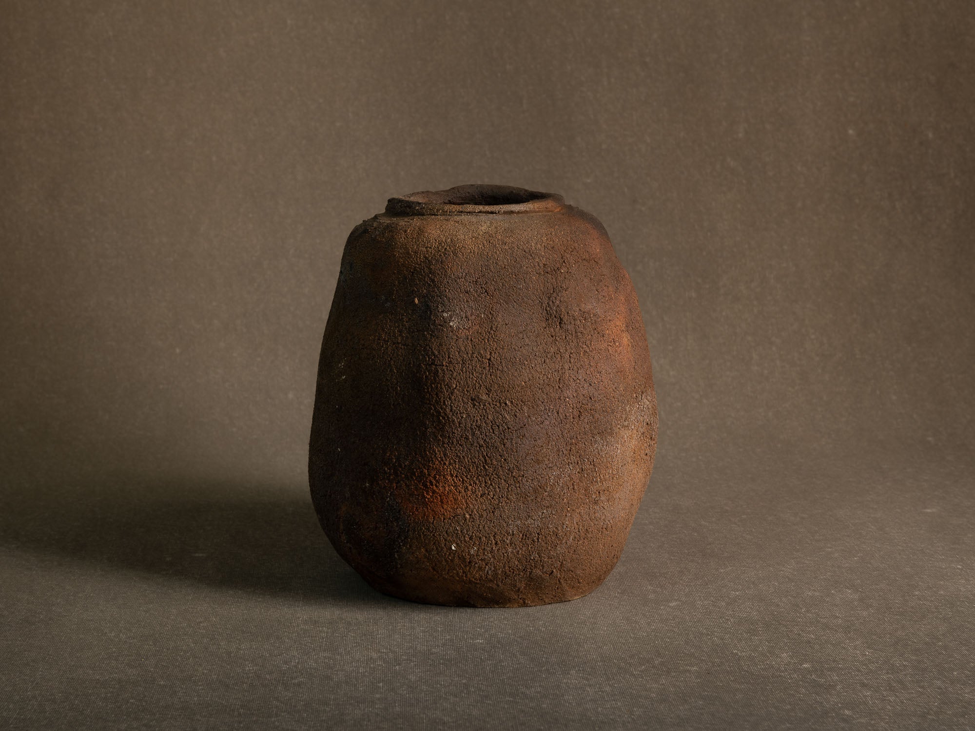 Remarquable vase en grès nu de Franck Aumont, France (vers 2005)..Important bare stoneware vase by Franck Aumont, France (circa 2005)