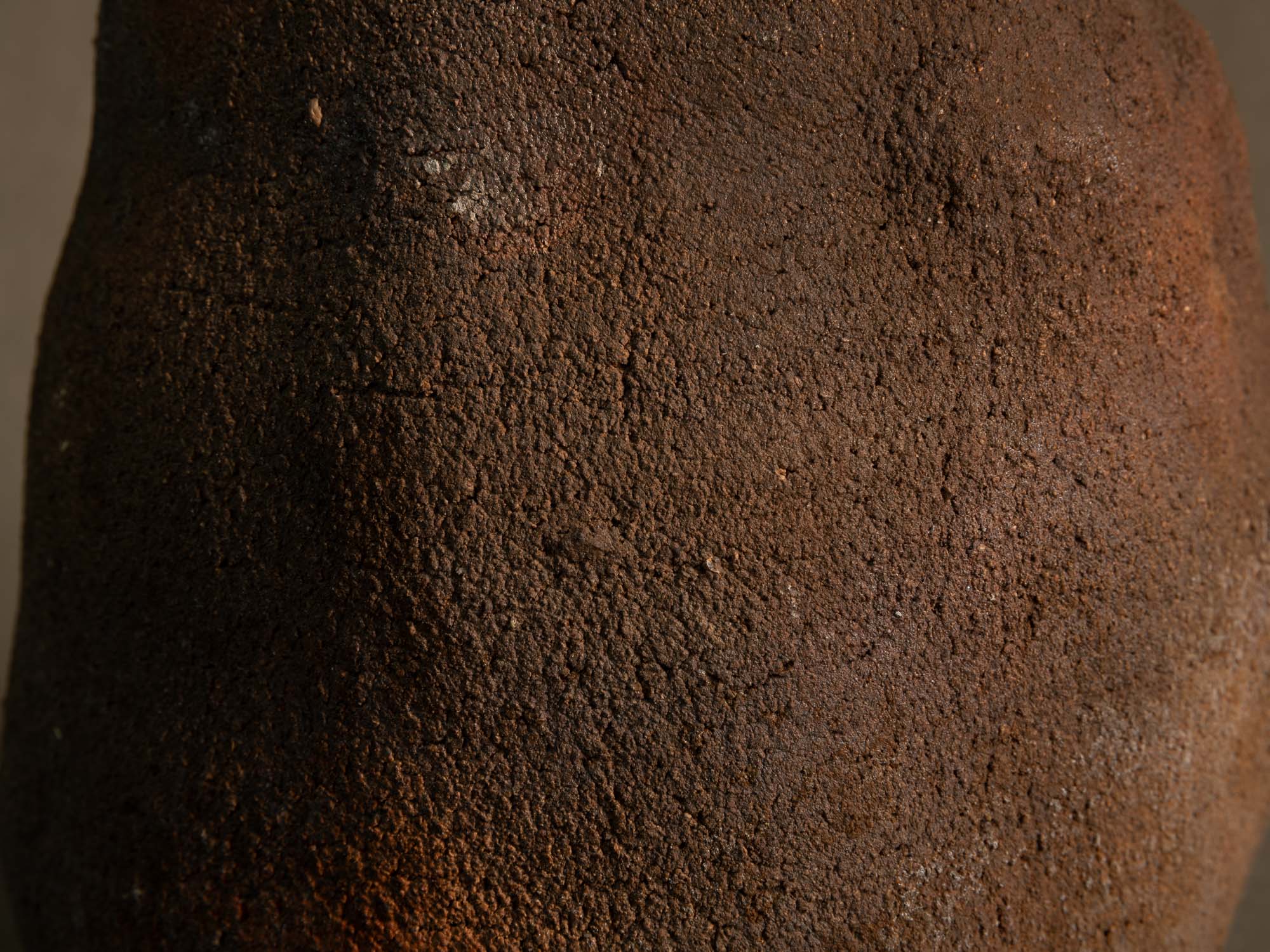 Remarquable vase en grès nu de Franck Aumont, France (vers 2005)..Important bare stoneware vase by Franck Aumont, France (circa 2005)