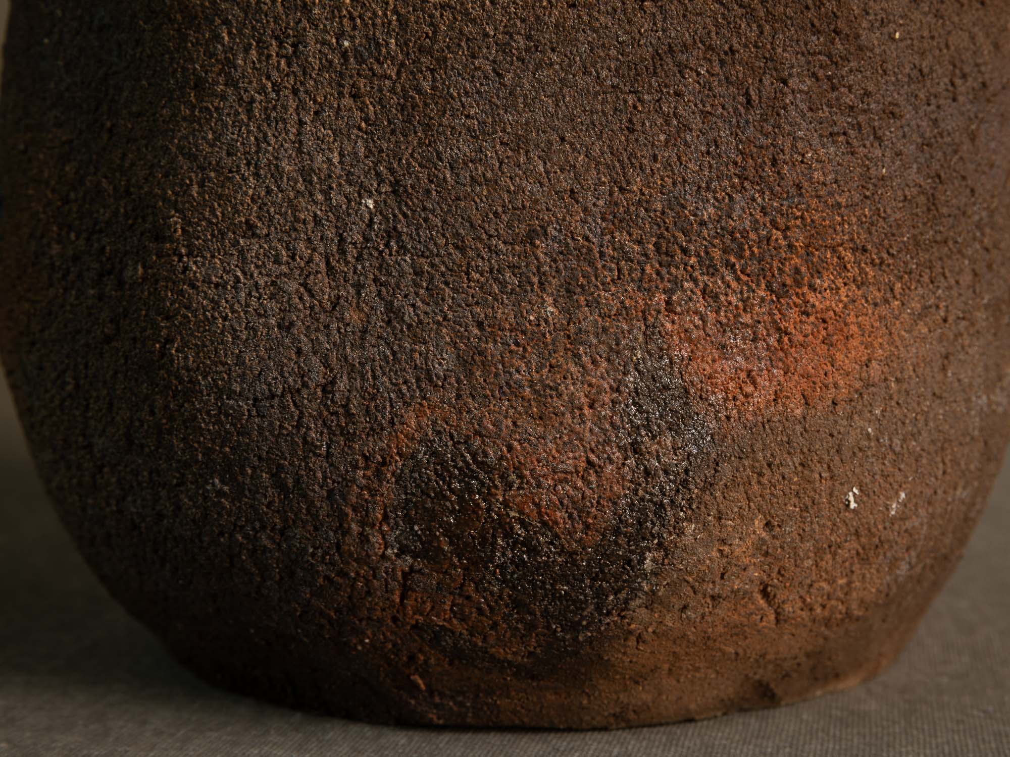 Remarquable vase en grès nu de Franck Aumont, France (vers 2005)..Important bare stoneware vase by Franck Aumont, France (circa 2005)