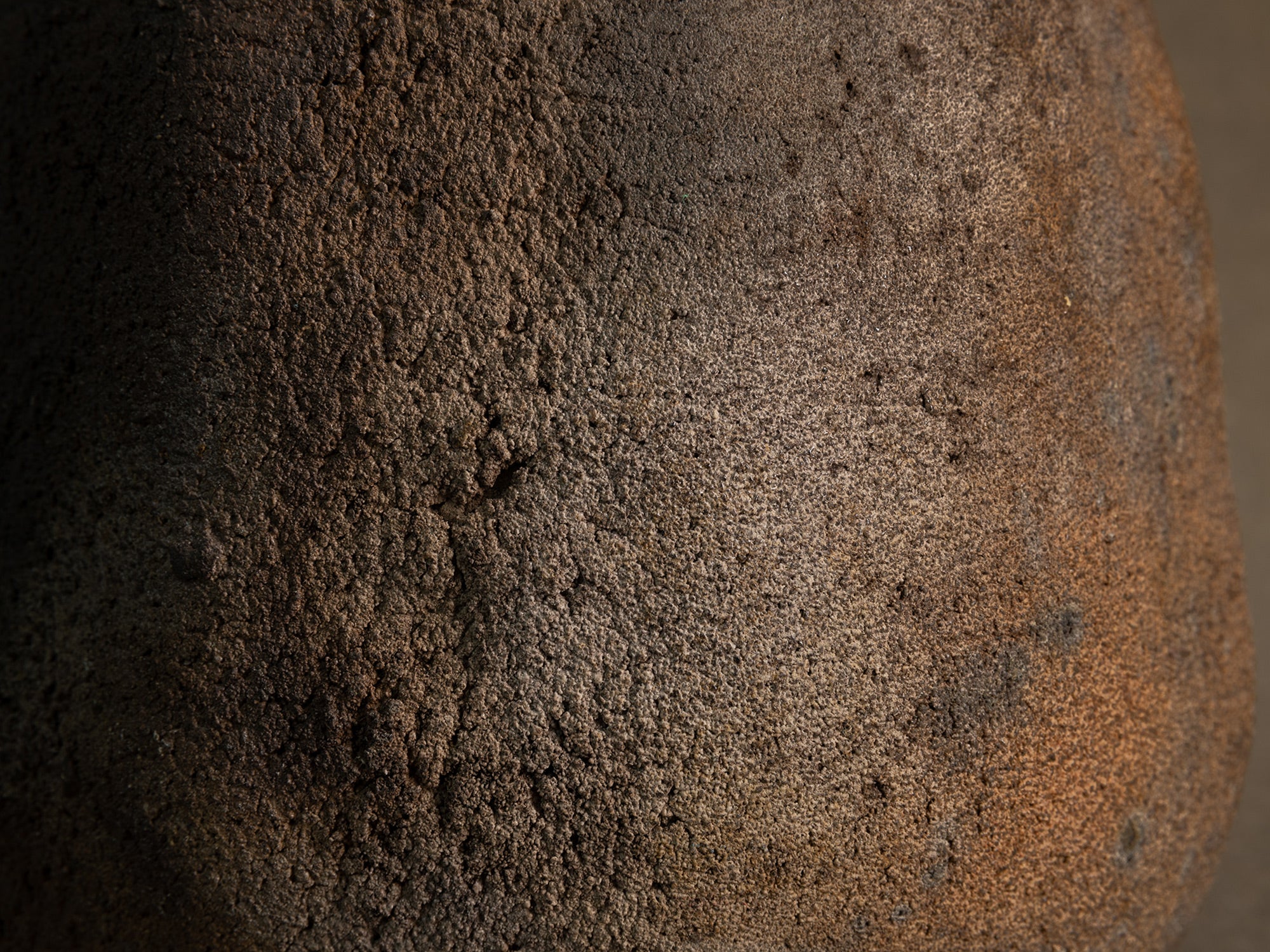 Remarquable vase en grès nu de Franck Aumont, France (vers 2005)..Important bare stoneware vase by Franck Aumont, France (circa 2005)