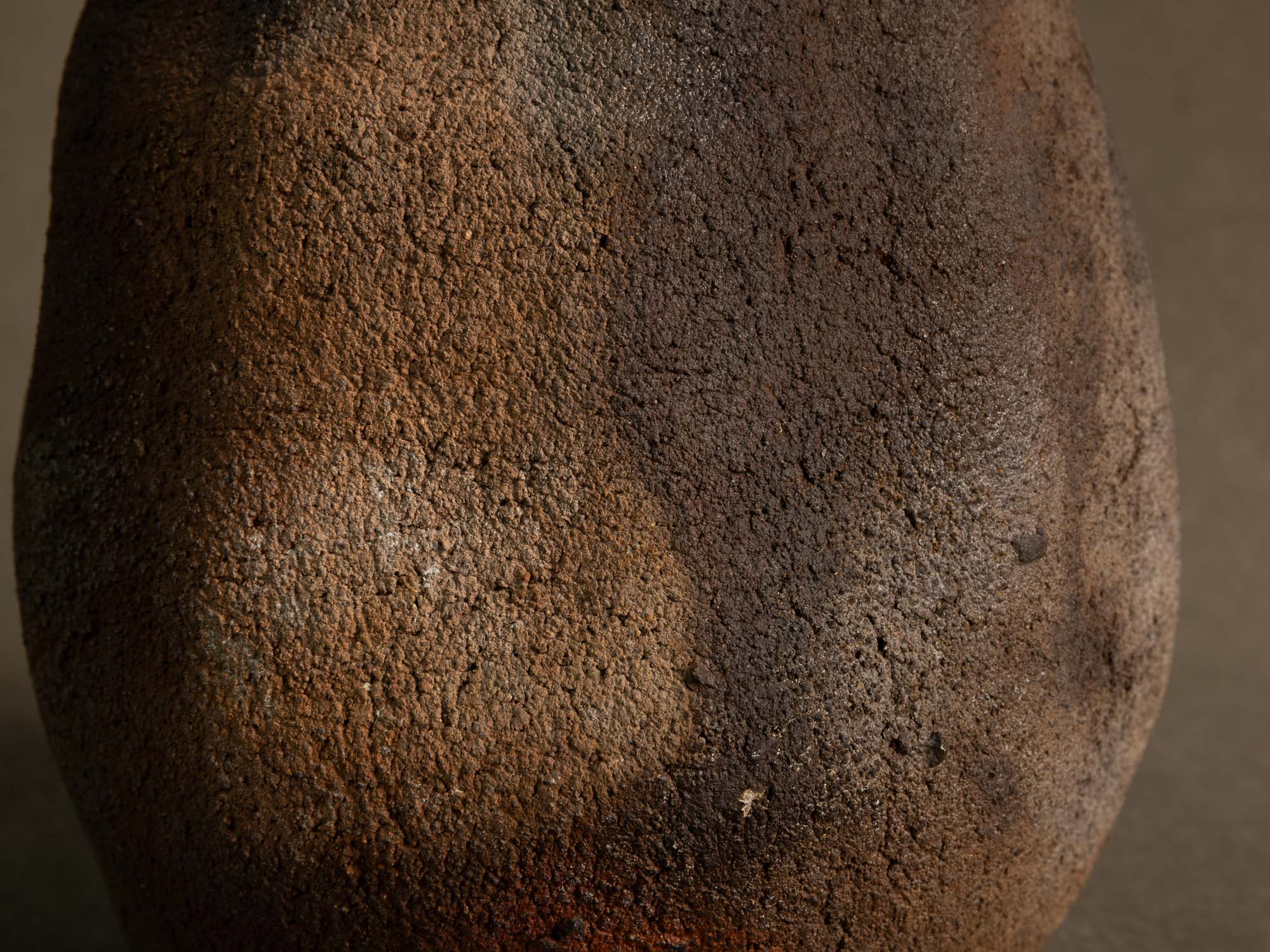 Remarquable vase en grès nu de Franck Aumont, France (vers 2005)..Important bare stoneware vase by Franck Aumont, France (circa 2005)