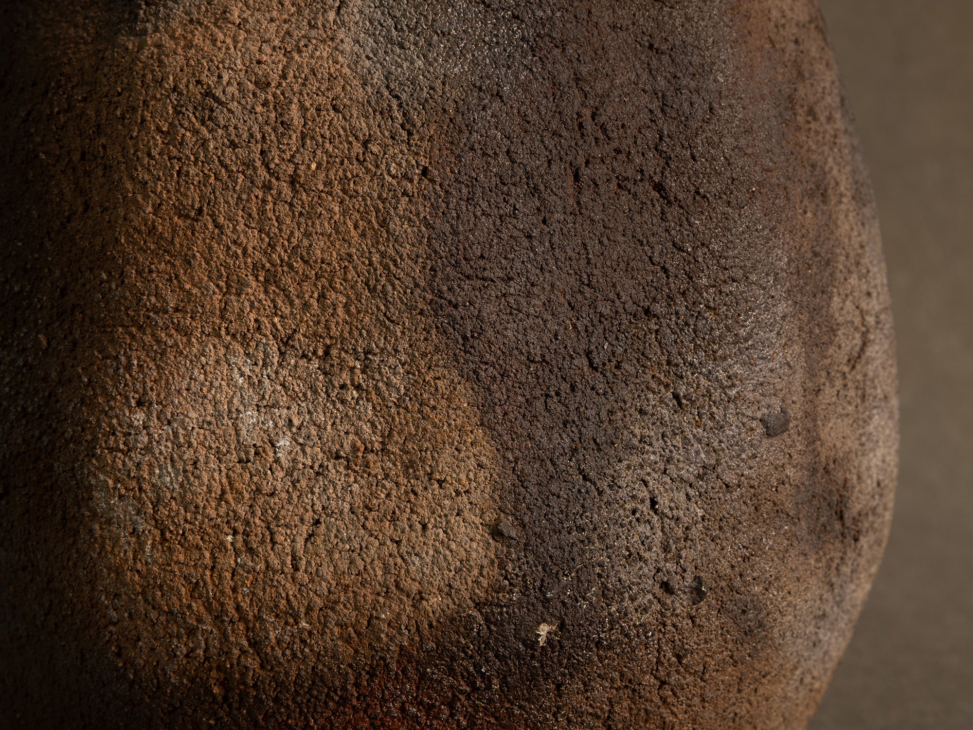 Remarquable vase en grès nu de Franck Aumont, France (vers 2005)..Important bare stoneware vase by Franck Aumont, France (circa 2005)