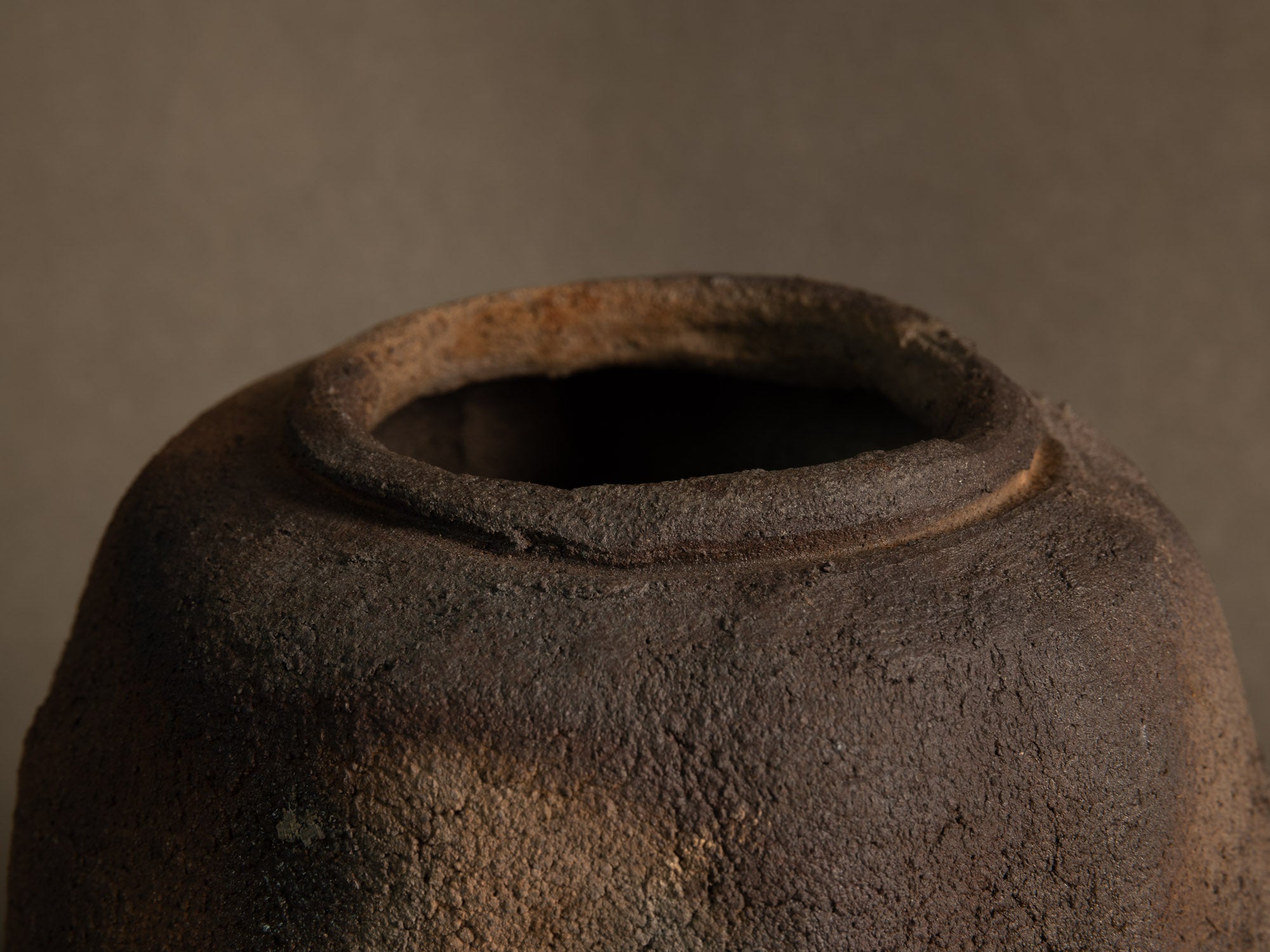 Remarquable vase en grès nu de Franck Aumont, France (vers 2005)..Important bare stoneware vase by Franck Aumont, France (circa 2005)