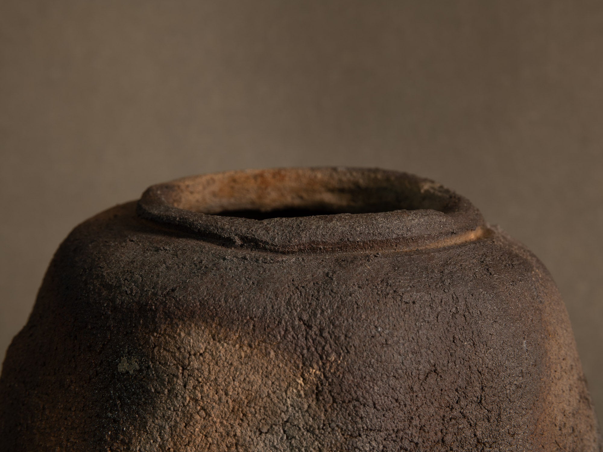 Remarquable vase en grès nu de Franck Aumont, France (vers 2005)..Important bare stoneware vase by Franck Aumont, France (circa 2005)