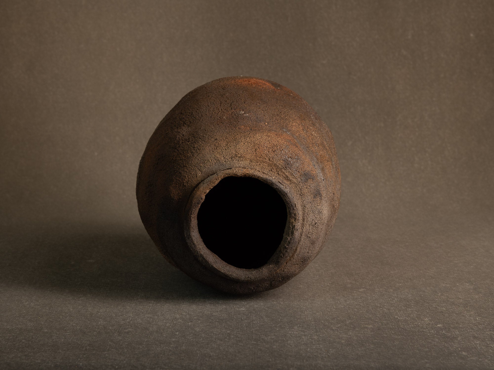 Remarquable vase en grès nu de Franck Aumont, France (vers 2005)..Important bare stoneware vase by Franck Aumont, France (circa 2005)