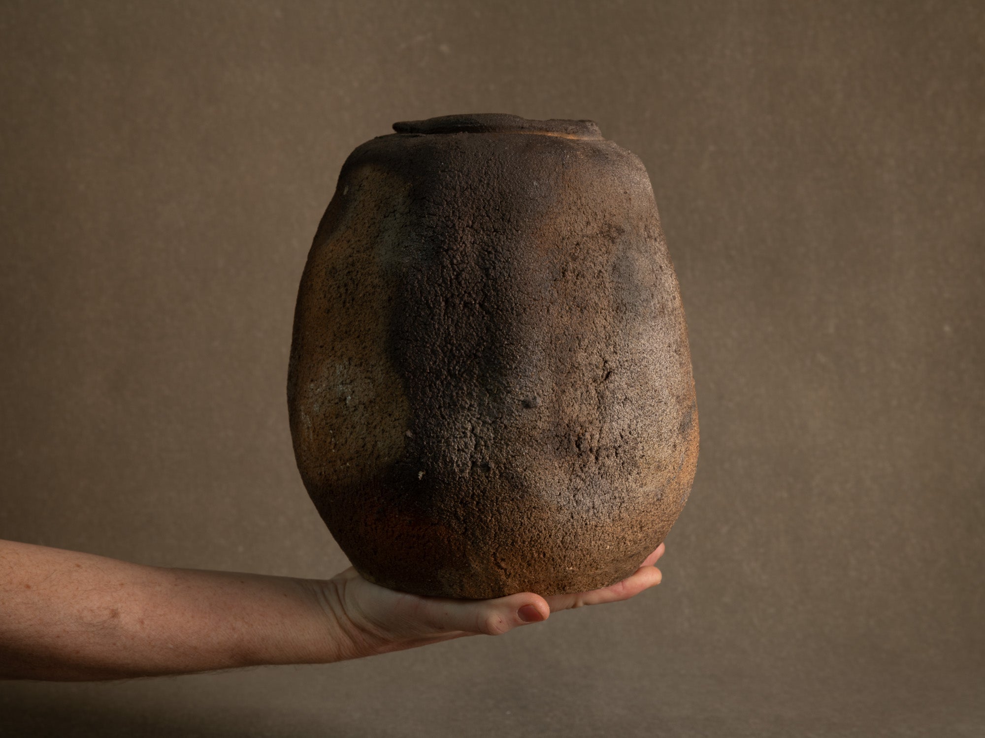 Remarquable vase en grès nu de Franck Aumont, France (vers 2005)..Important bare stoneware vase by Franck Aumont, France (circa 2005)