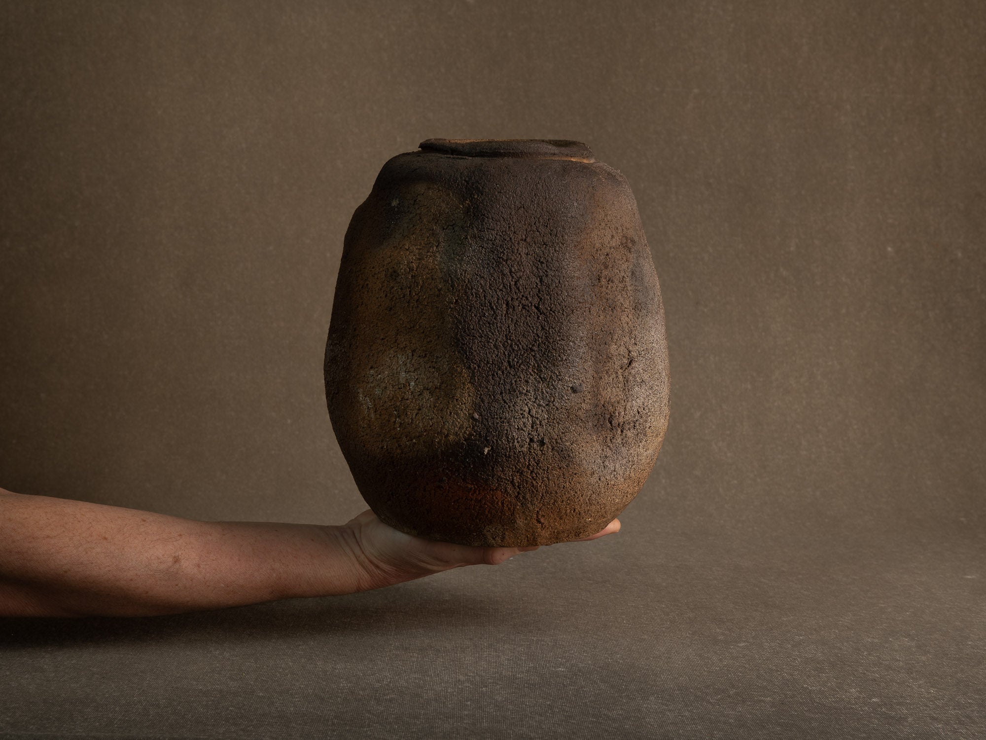 Remarquable vase en grès nu de Franck Aumont, France (vers 2005)..Important bare stoneware vase by Franck Aumont, France (circa 2005)