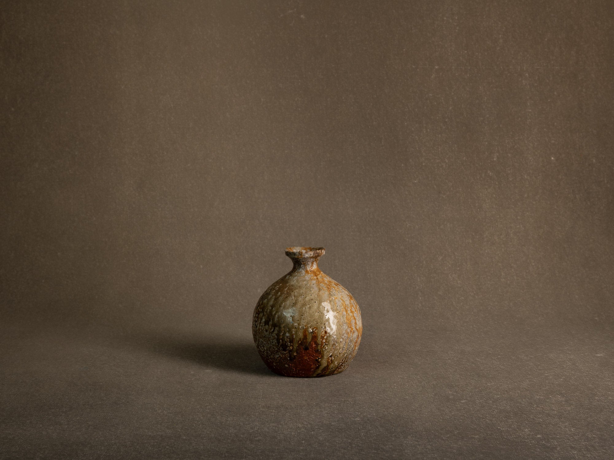 Vase tokkuri en grès de shigaraki, Japon (années 1970)..Shigaraki stoneware tokkuri vase, Japan (1970s)