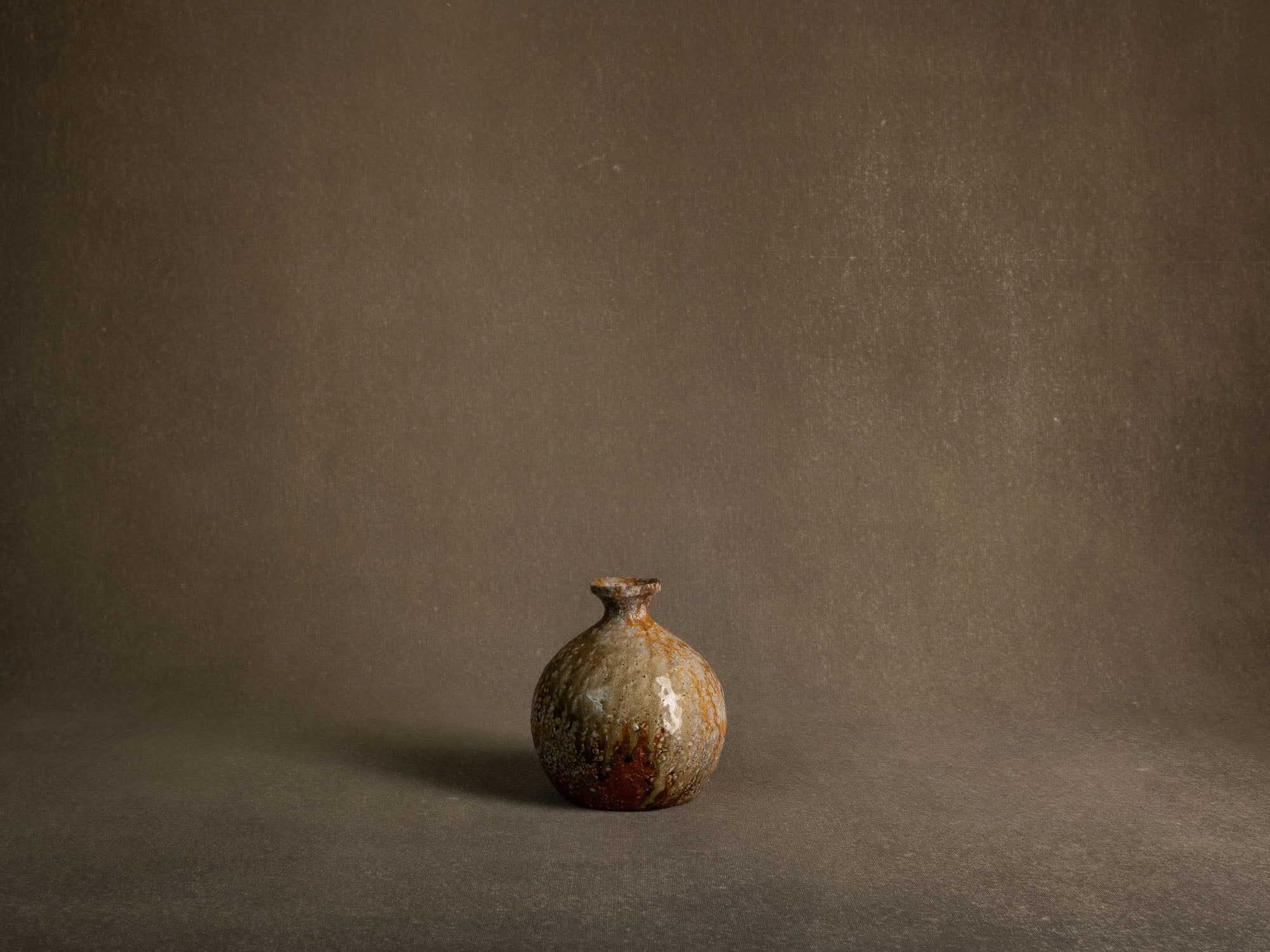 Vase tokkuri en grès de shigaraki, Japon (années 1970)..Shigaraki stoneware tokkuri vase, Japan (1970s)