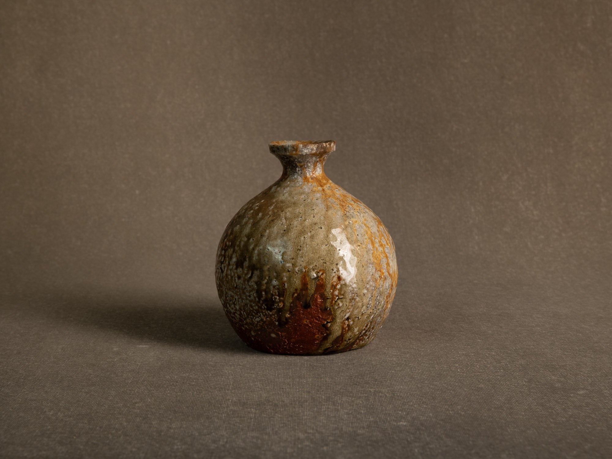 Vase tokkuri en grès de shigaraki, Japon (années 1970)..Shigaraki stoneware tokkuri vase, Japan (1970s)