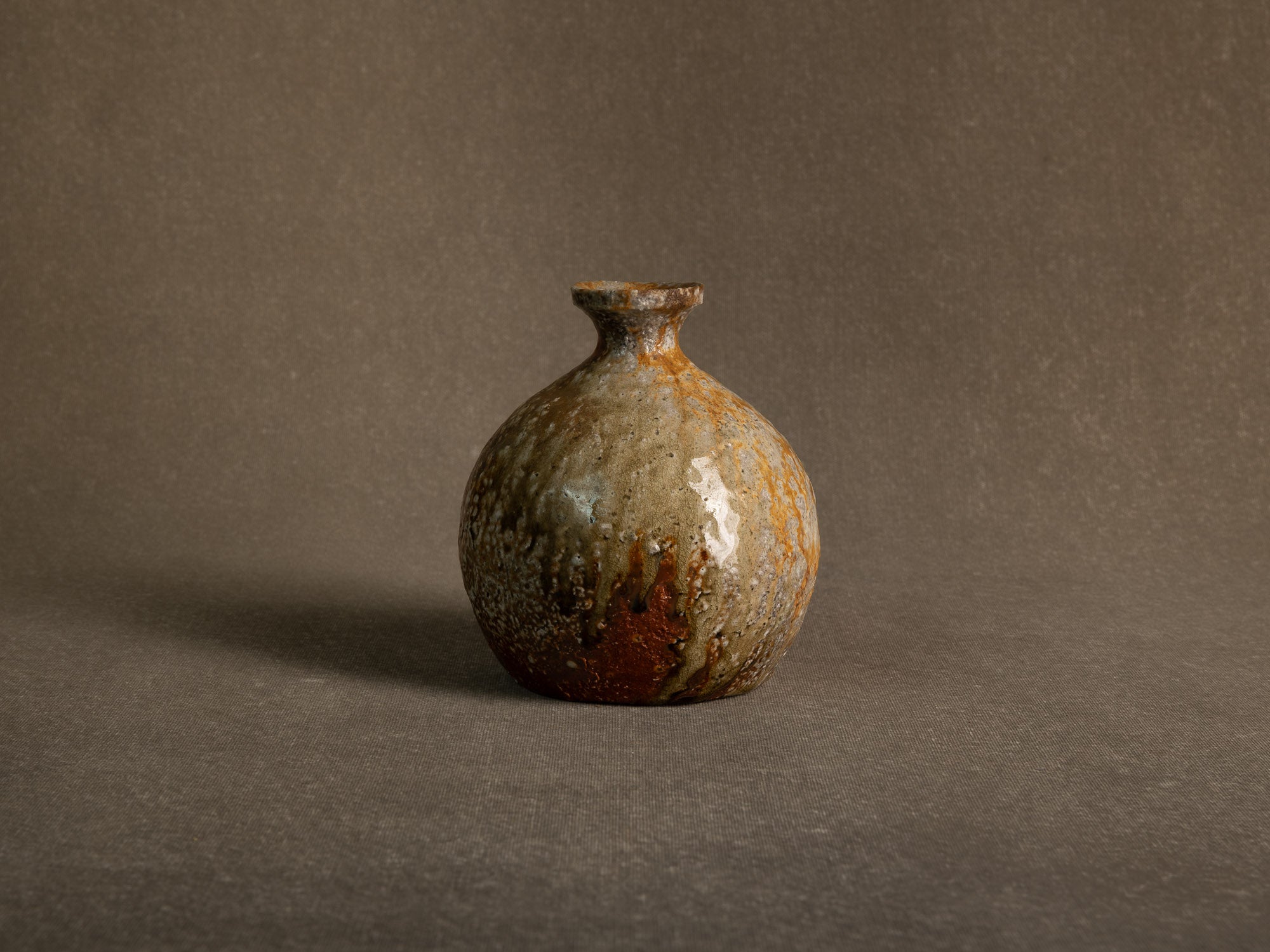 Vase tokkuri en grès de shigaraki, Japon (années 1970)..Shigaraki stoneware tokkuri vase, Japan (1970s)