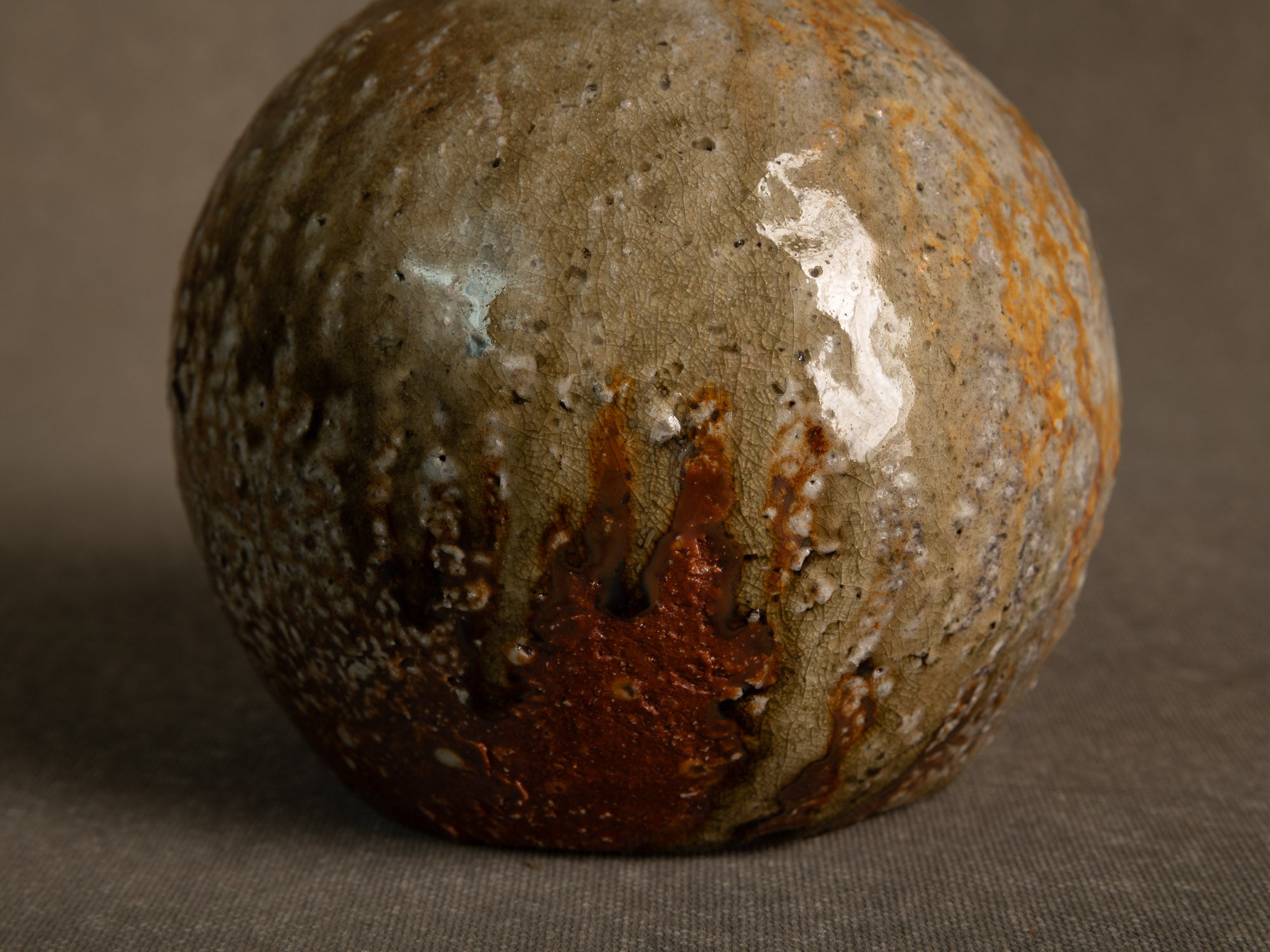 Vase tokkuri en grès de shigaraki, Japon (années 1970)..Shigaraki stoneware tokkuri vase, Japan (1970s)