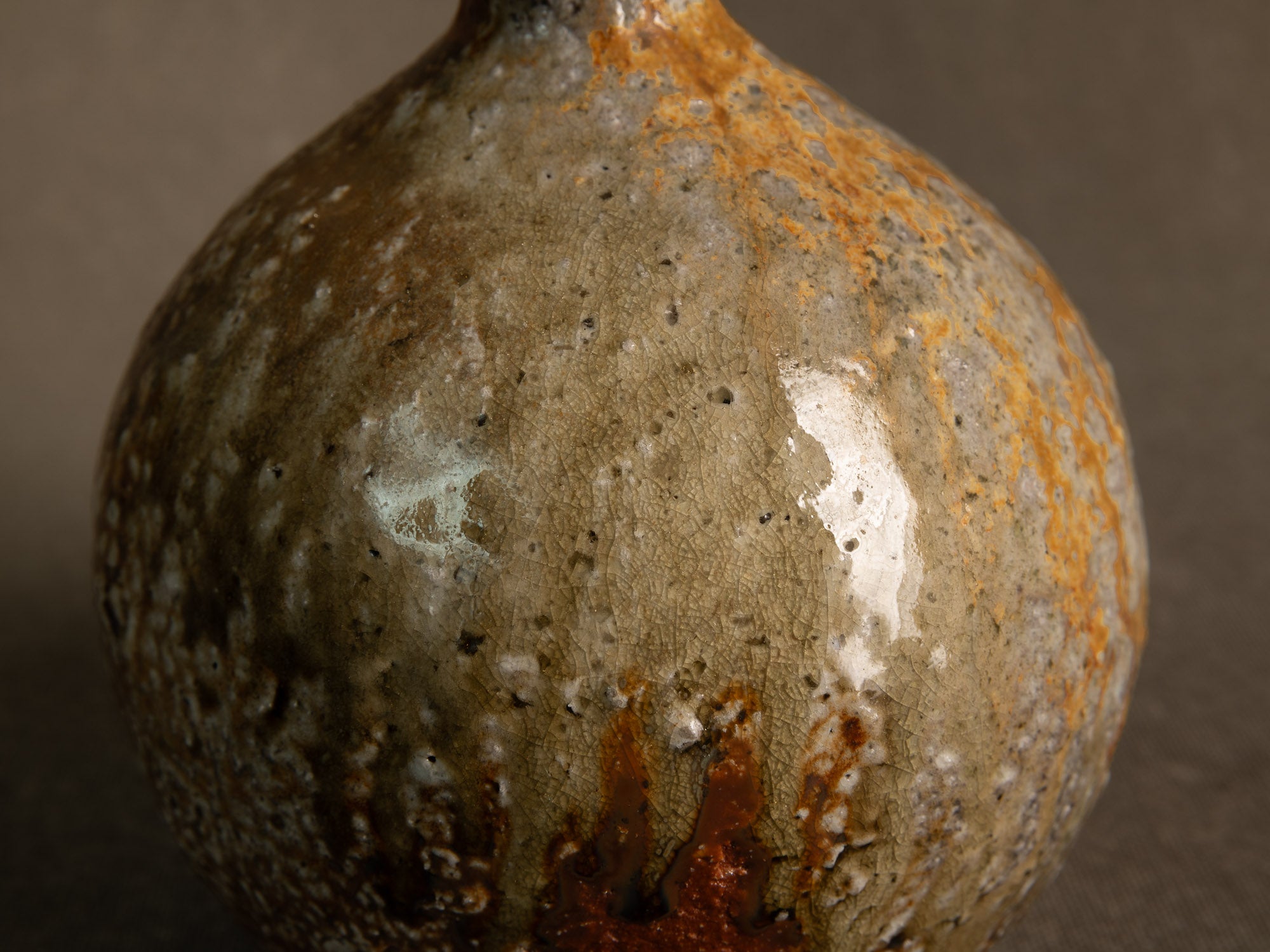 Vase tokkuri en grès de shigaraki, Japon (années 1970)..Shigaraki stoneware tokkuri vase, Japan (1970s)