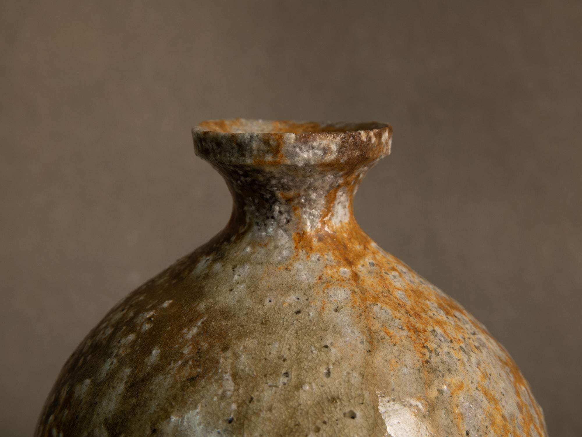 Vase tokkuri en grès de shigaraki, Japon (années 1970)..Shigaraki stoneware tokkuri vase, Japan (1970s)