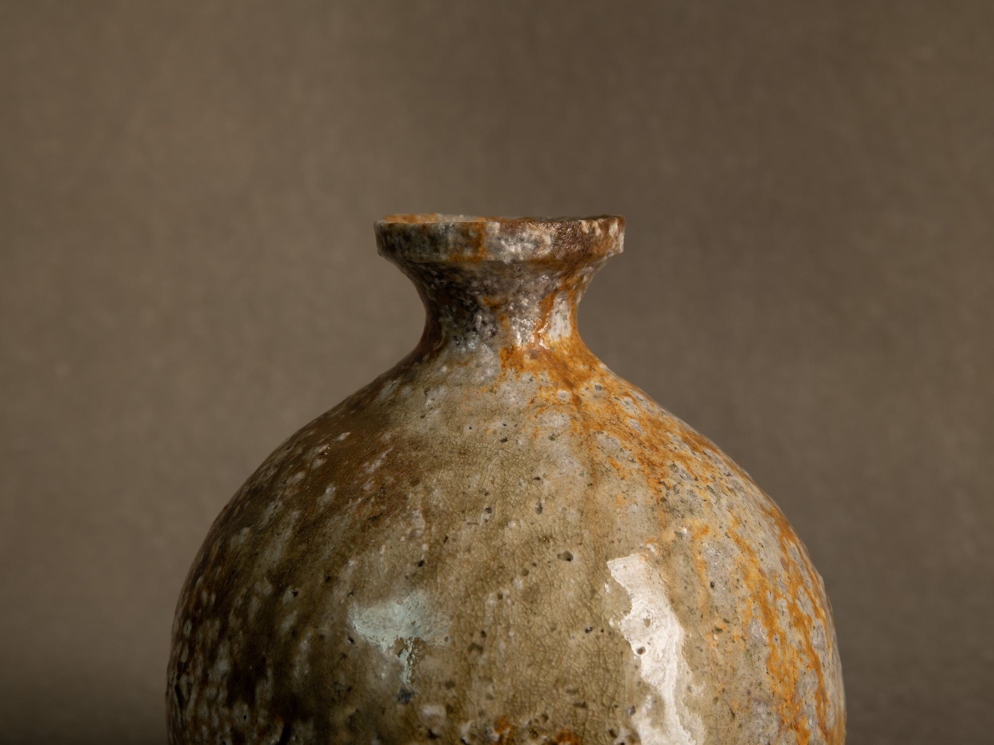 Vase tokkuri en grès de shigaraki, Japon (années 1970)..Shigaraki stoneware tokkuri vase, Japan (1970s)