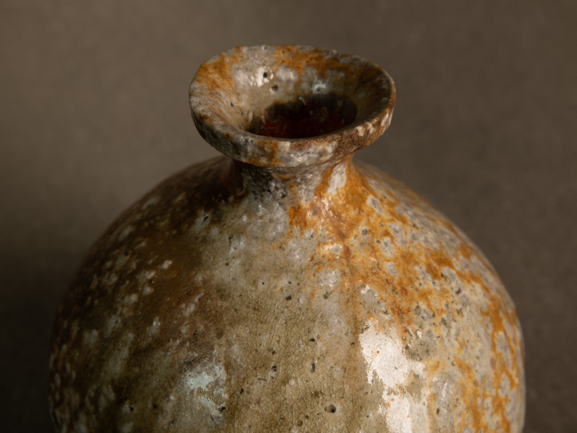 Vase tokkuri en grès de shigaraki, Japon (années 1970)..Shigaraki stoneware tokkuri vase, Japan (1970s)