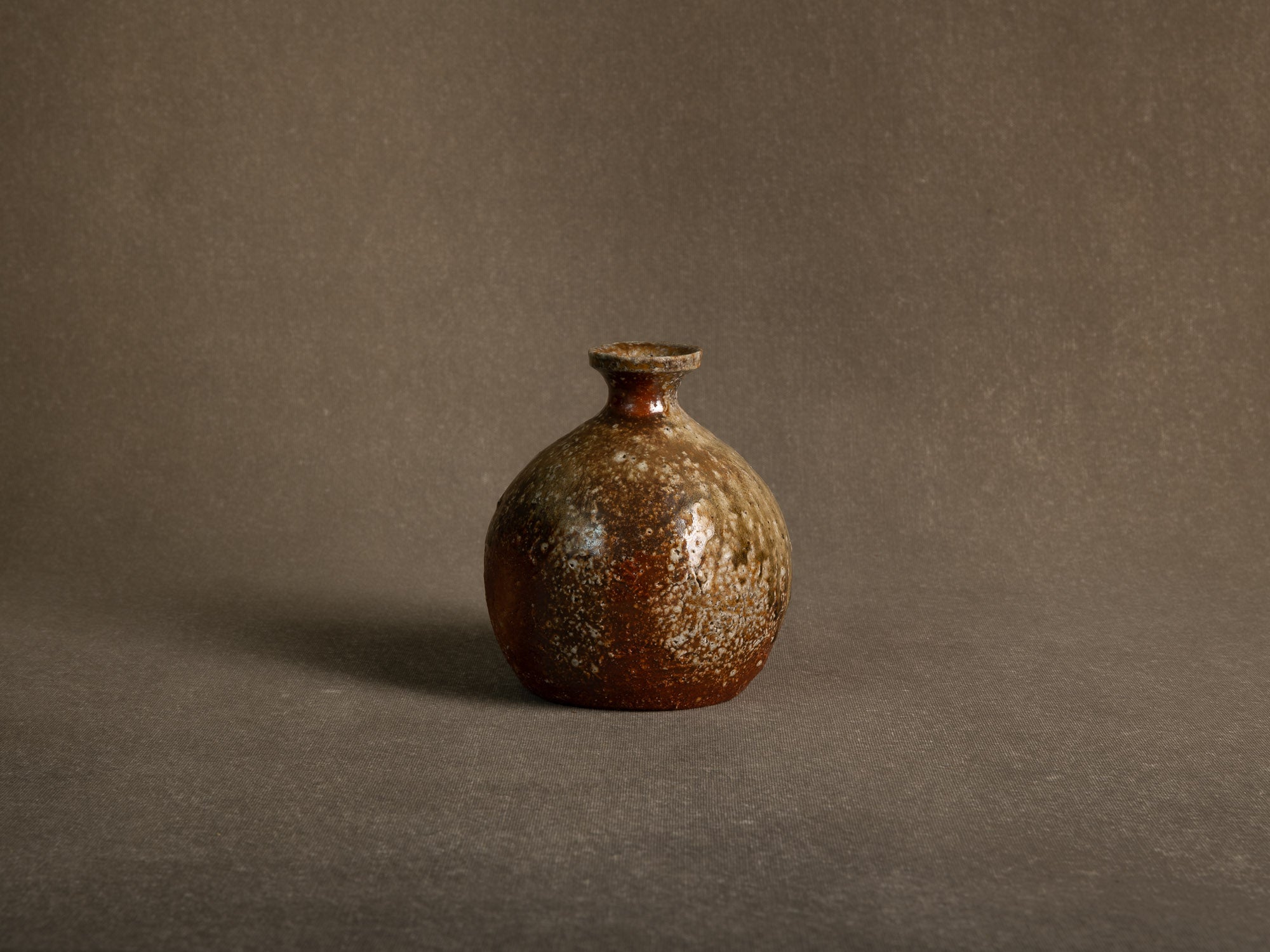 Vase tokkuri en grès de shigaraki, Japon (années 1970)..Shigaraki stoneware tokkuri vase, Japan (1970s)