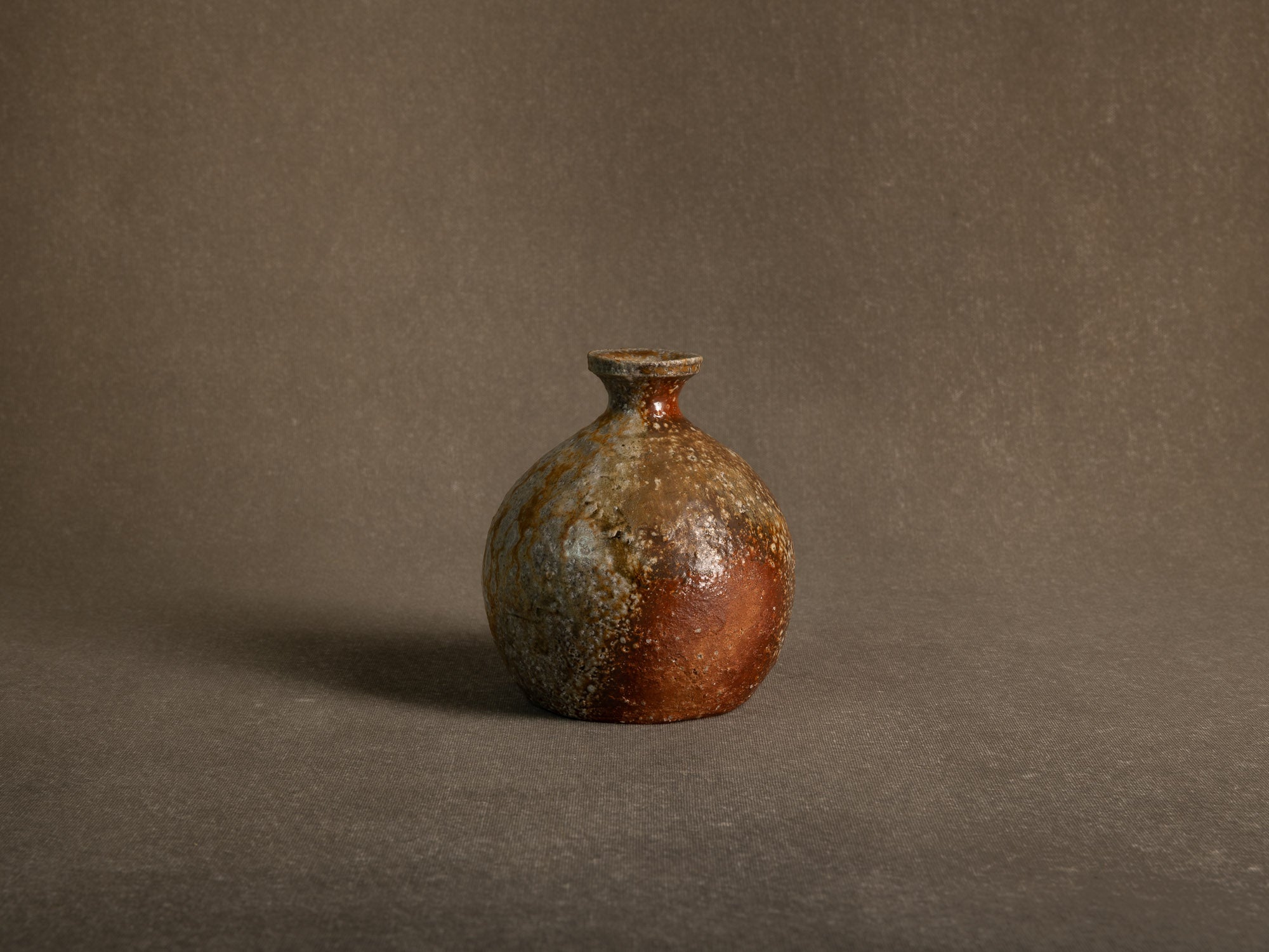 Vase tokkuri en grès de shigaraki, Japon (années 1970)..Shigaraki stoneware tokkuri vase, Japan (1970s)