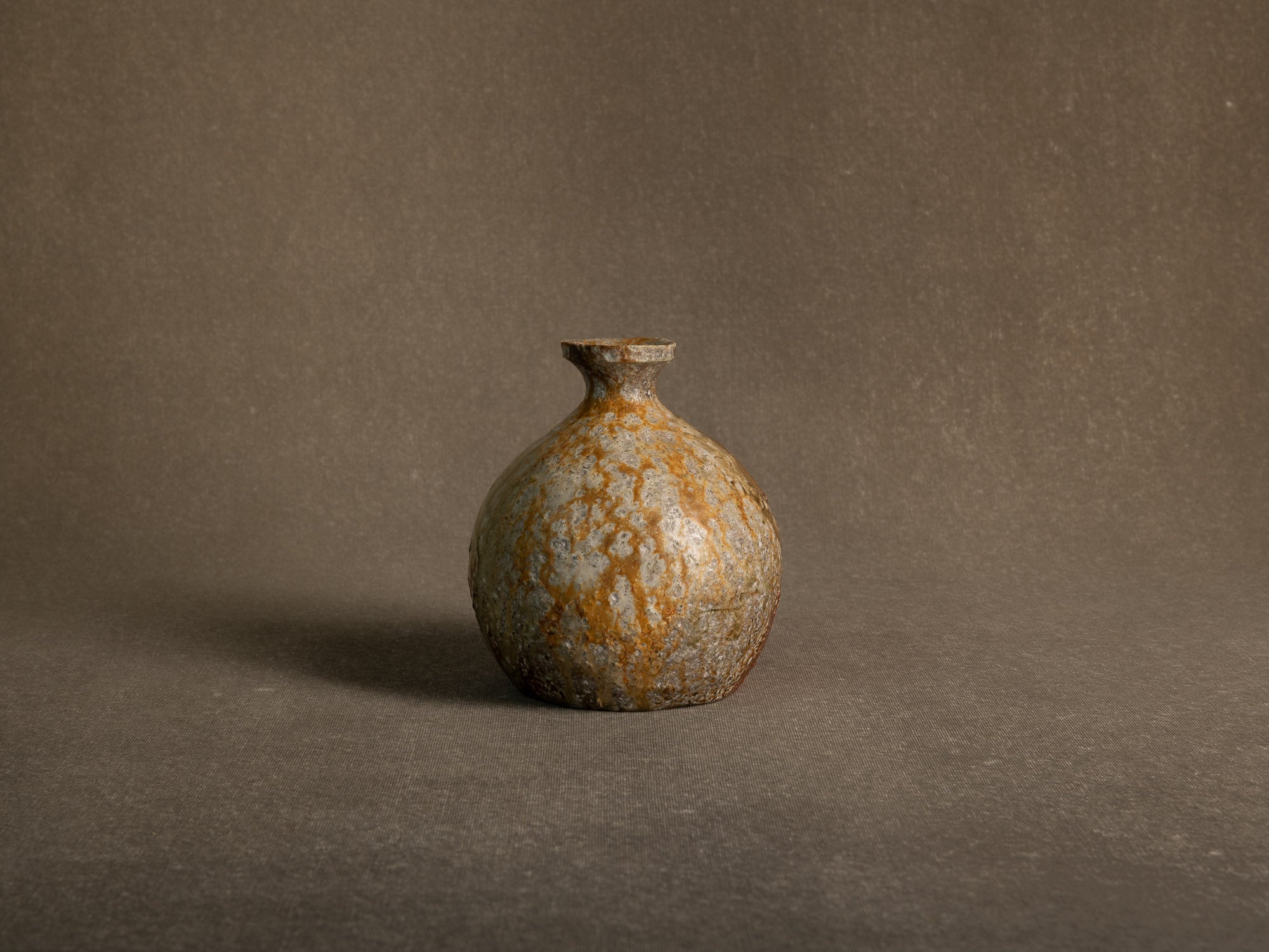 Vase tokkuri en grès de shigaraki, Japon (années 1970)..Shigaraki stoneware tokkuri vase, Japan (1970s)