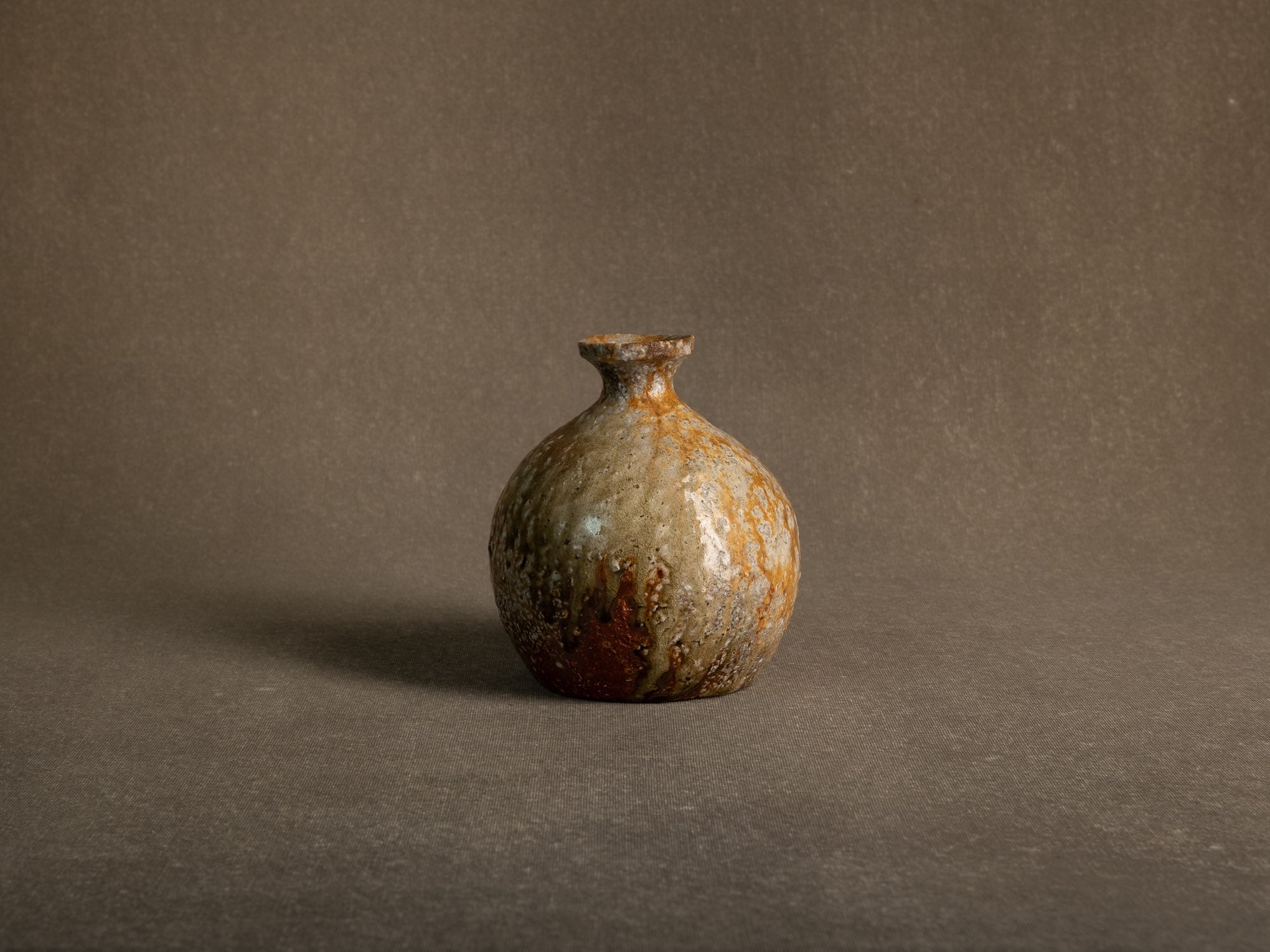 Vase tokkuri en grès de shigaraki, Japon (années 1970)..Shigaraki stoneware tokkuri vase, Japan (1970s)