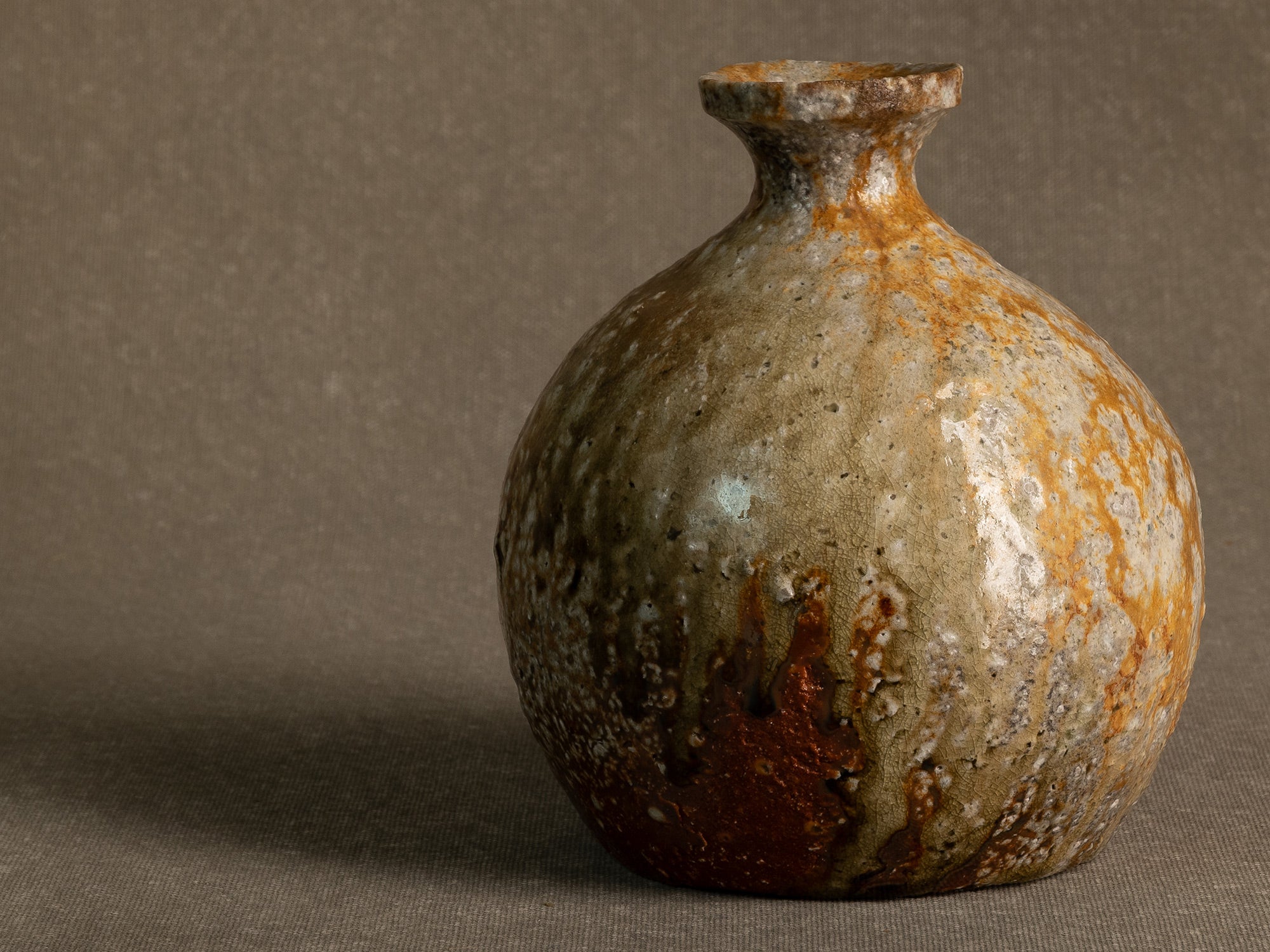 Vase tokkuri en grès de shigaraki, Japon (années 1970)..Shigaraki stoneware tokkuri vase, Japan (1970s)