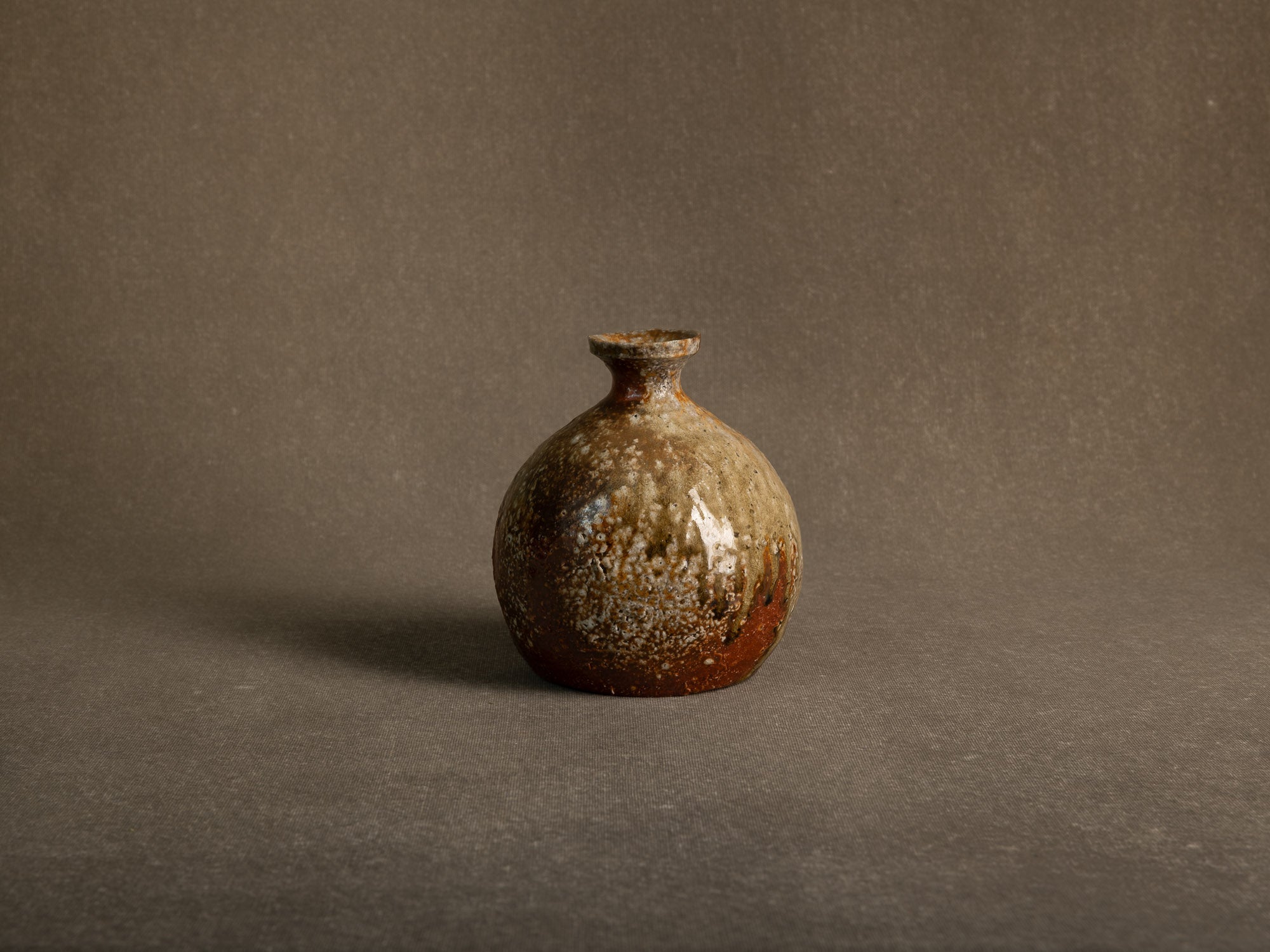 Vase tokkuri en grès de shigaraki, Japon (années 1970)..Shigaraki stoneware tokkuri vase, Japan (1970s)