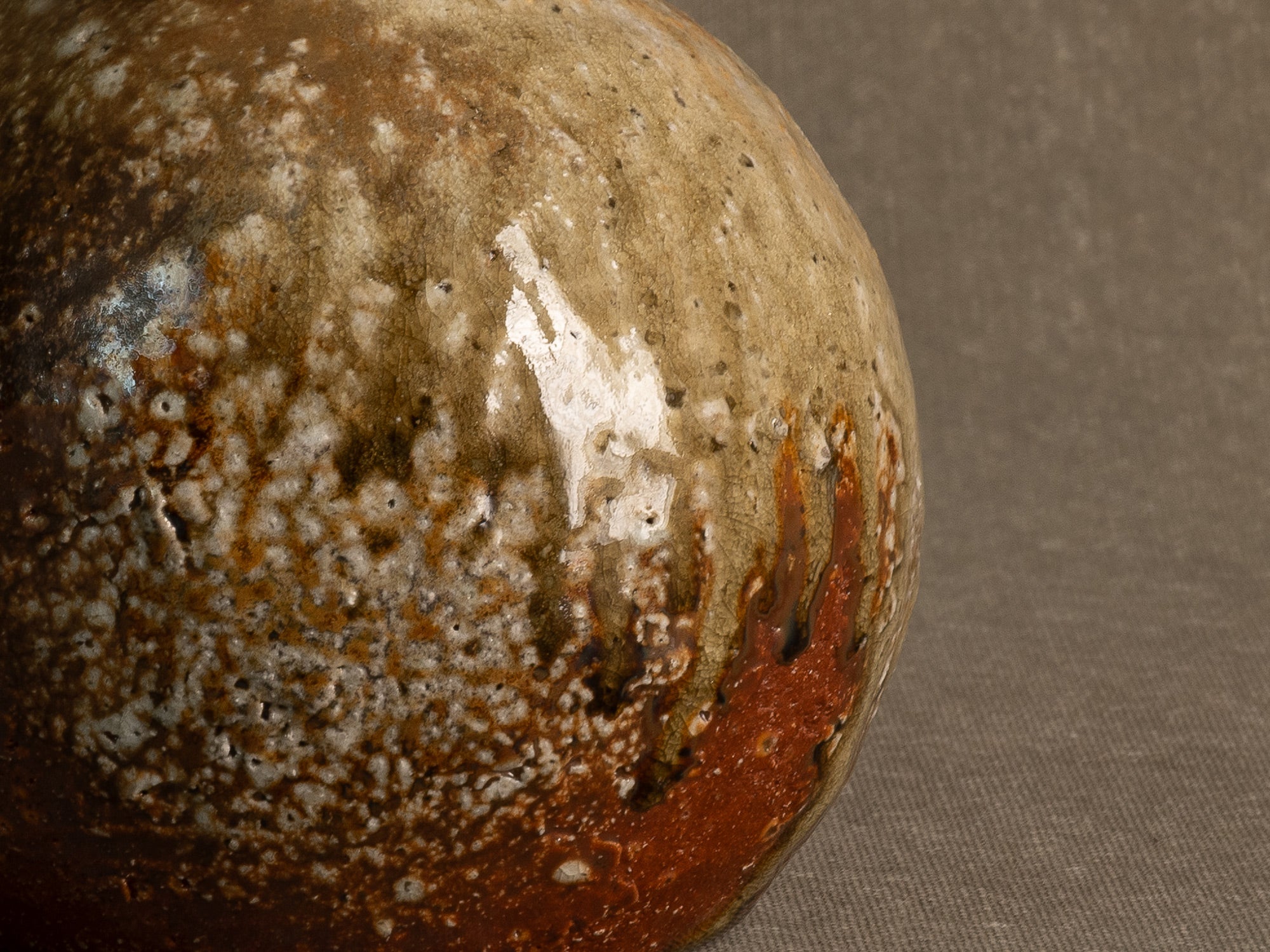 Vase tokkuri en grès de shigaraki, Japon (années 1970)..Shigaraki stoneware tokkuri vase, Japan (1970s)