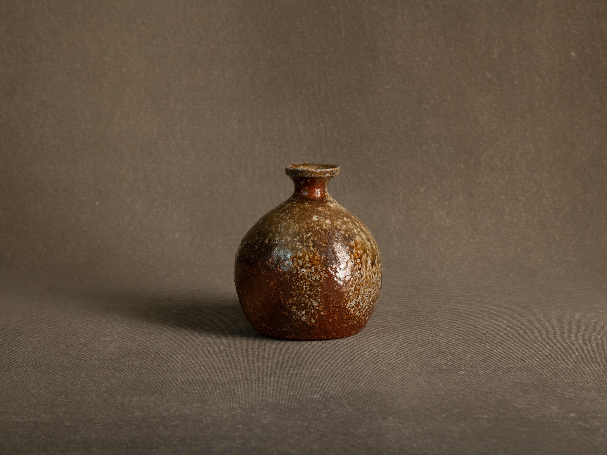 Vase tokkuri en grès de shigaraki, Japon (années 1970)..Shigaraki stoneware tokkuri vase, Japan (1970s)
