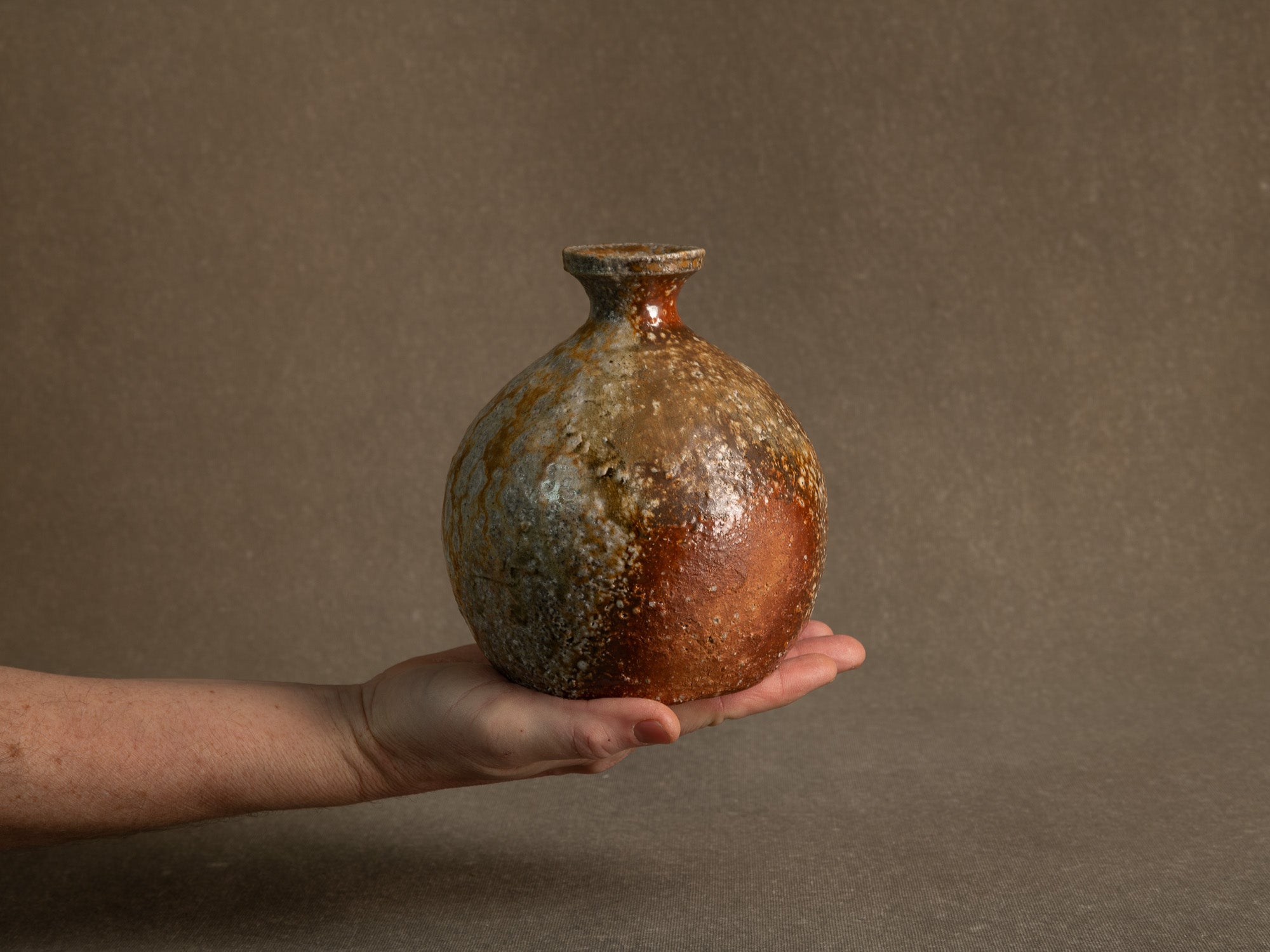 Vase tokkuri en grès de shigaraki, Japon (années 1970)..Shigaraki stoneware tokkuri vase, Japan (1970s)