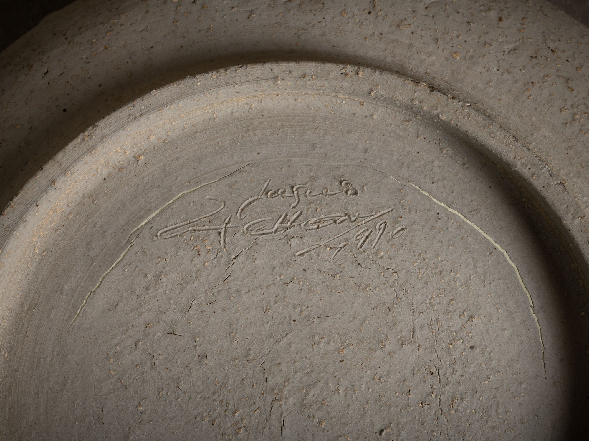 Rare coupe monumentale en grès chamotté de Jacques Lacheny, France (1990)..Rare stoneware huge bowl by Jacques Lacheny in Saint&#x2011;Amand&#x2011;en&#x2011;Puisaye, France (circa 1975-80)