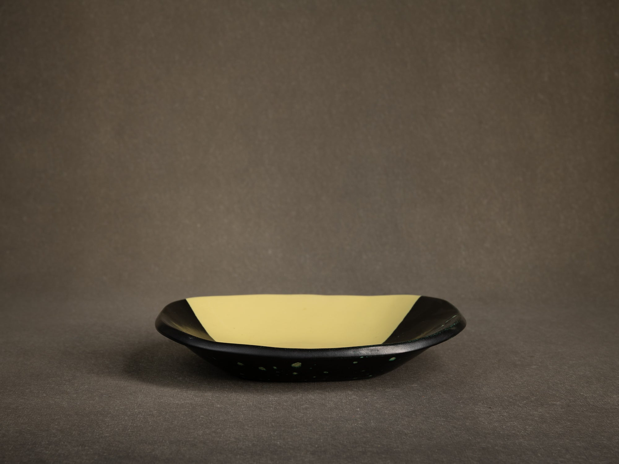 Coupe vide-poche en faïence à la manière de Jean Mégard, France (vers 1950)..squared bowl in the manner of Jean Mégard (circa 1950)