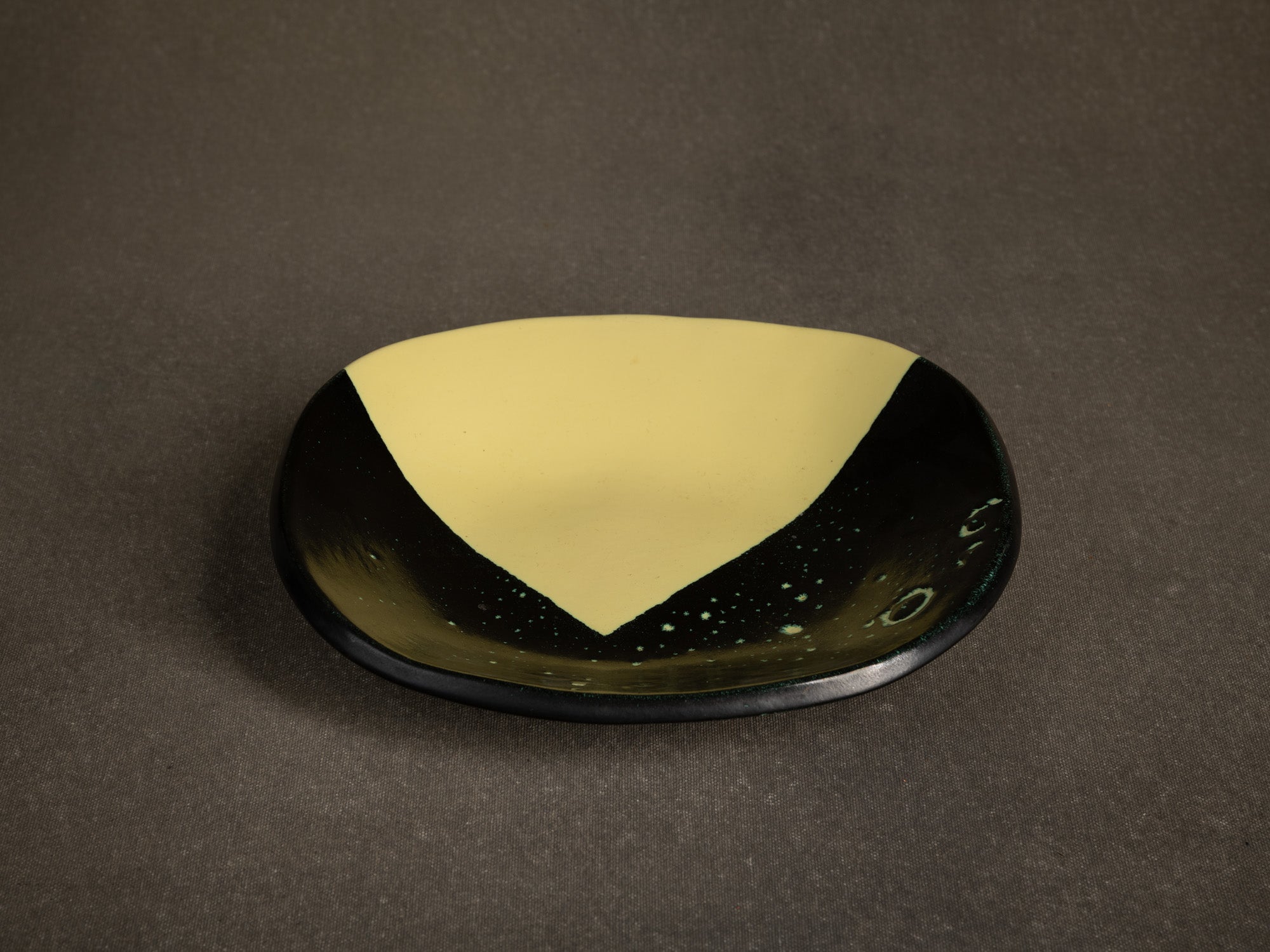 Coupe vide-poche en faïence à la manière de Jean Mégard, France (vers 1950)..squared bowl in the manner of Jean Mégard (circa 1950)