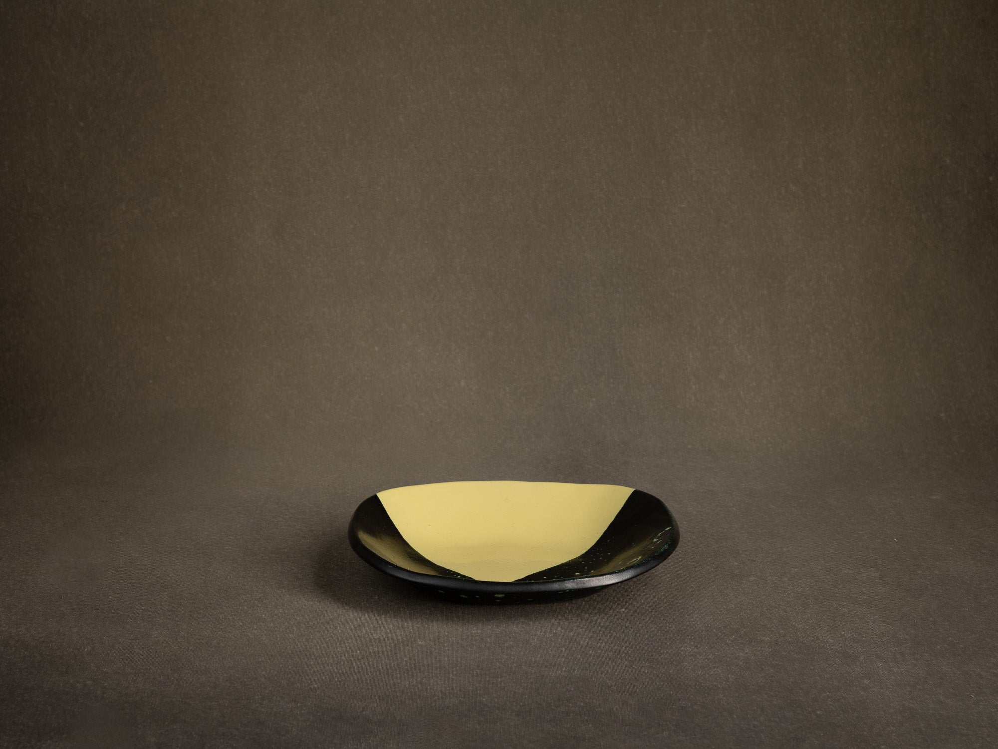 Coupe vide-poche en faïence à la manière de Jean Mégard, France (vers 1950)..squared bowl in the manner of Jean Mégard (circa 1950)