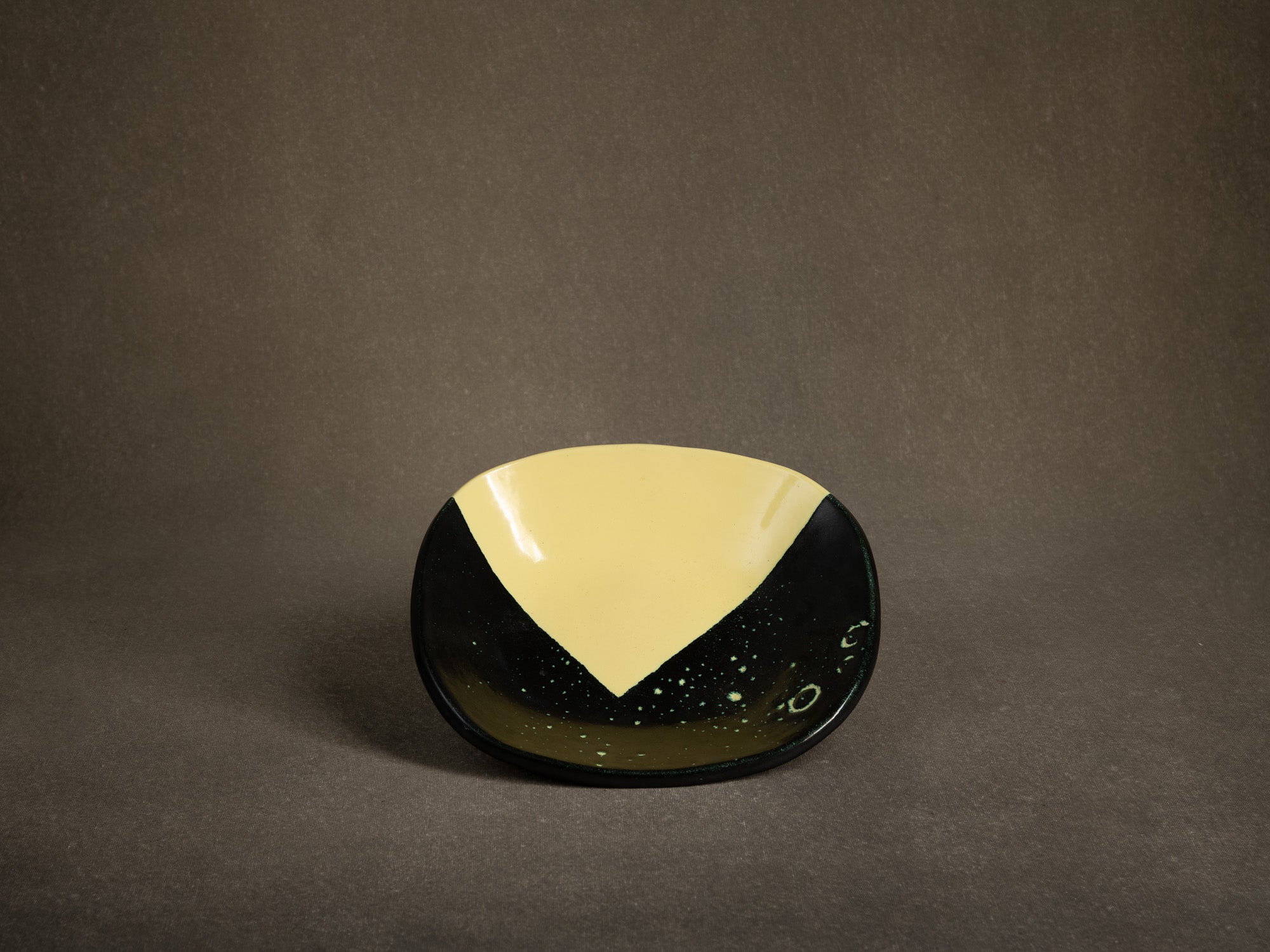 Coupe vide-poche en faïence à la manière de Jean Mégard, France (vers 1950)..squared bowl in the manner of Jean Mégard (circa 1950)