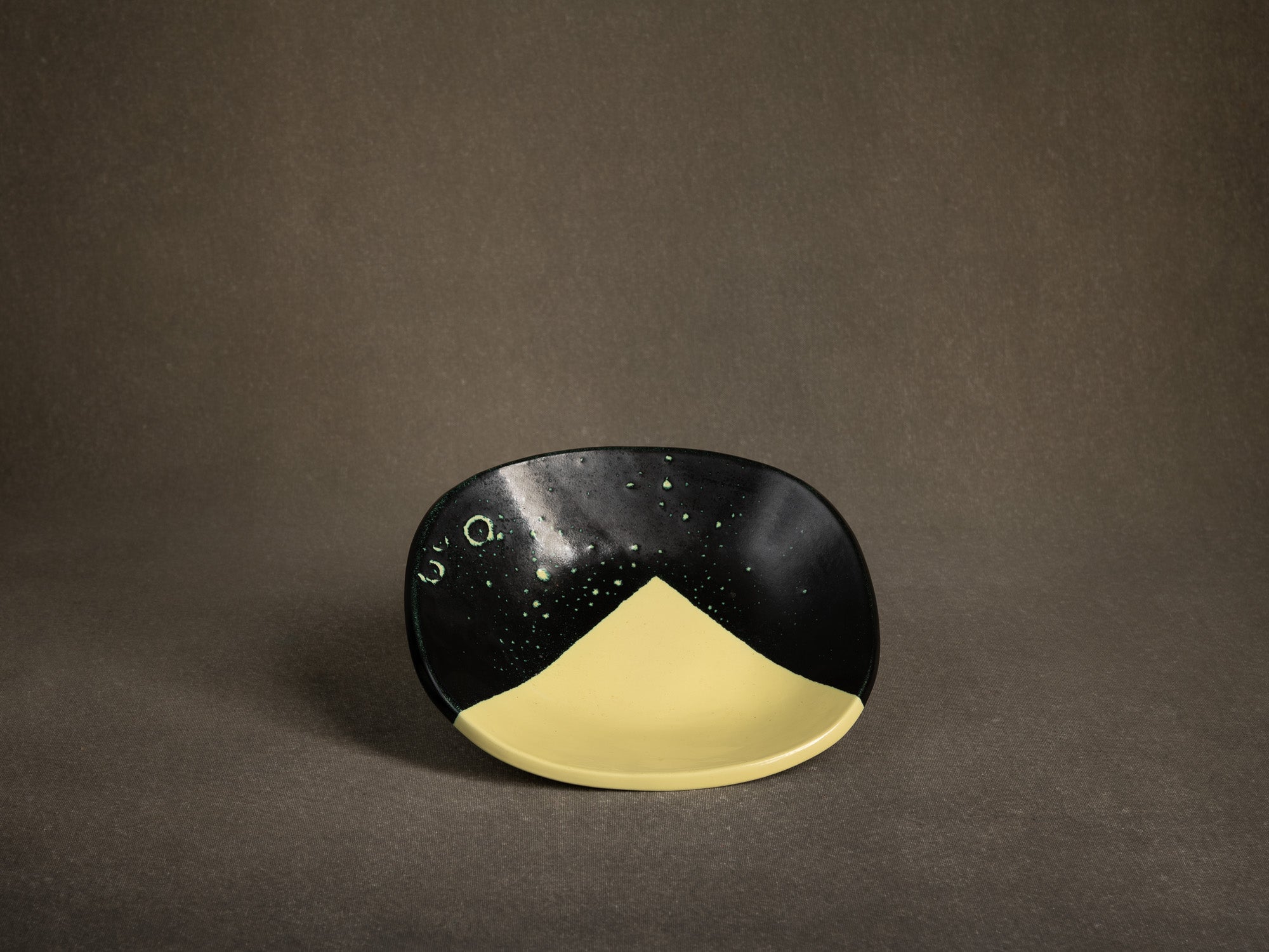 Coupe vide-poche en faïence à la manière de Jean Mégard, France (vers 1950)..squared bowl in the manner of Jean Mégard (circa 1950)