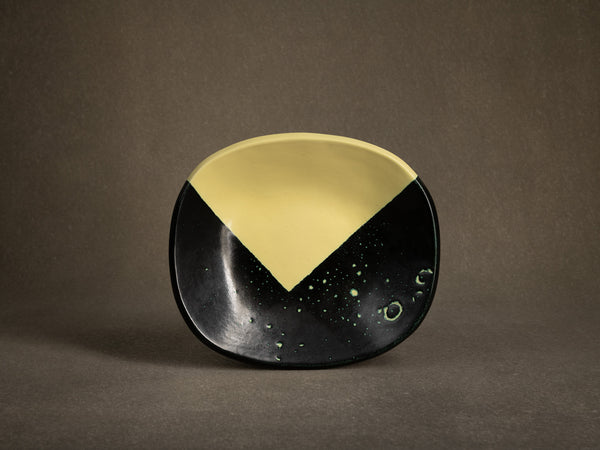 Coupe vide-poche en faïence à la manière de Jean Mégard, France (vers 1950)..squared bowl in the manner of Jean Mégard (circa 1950)