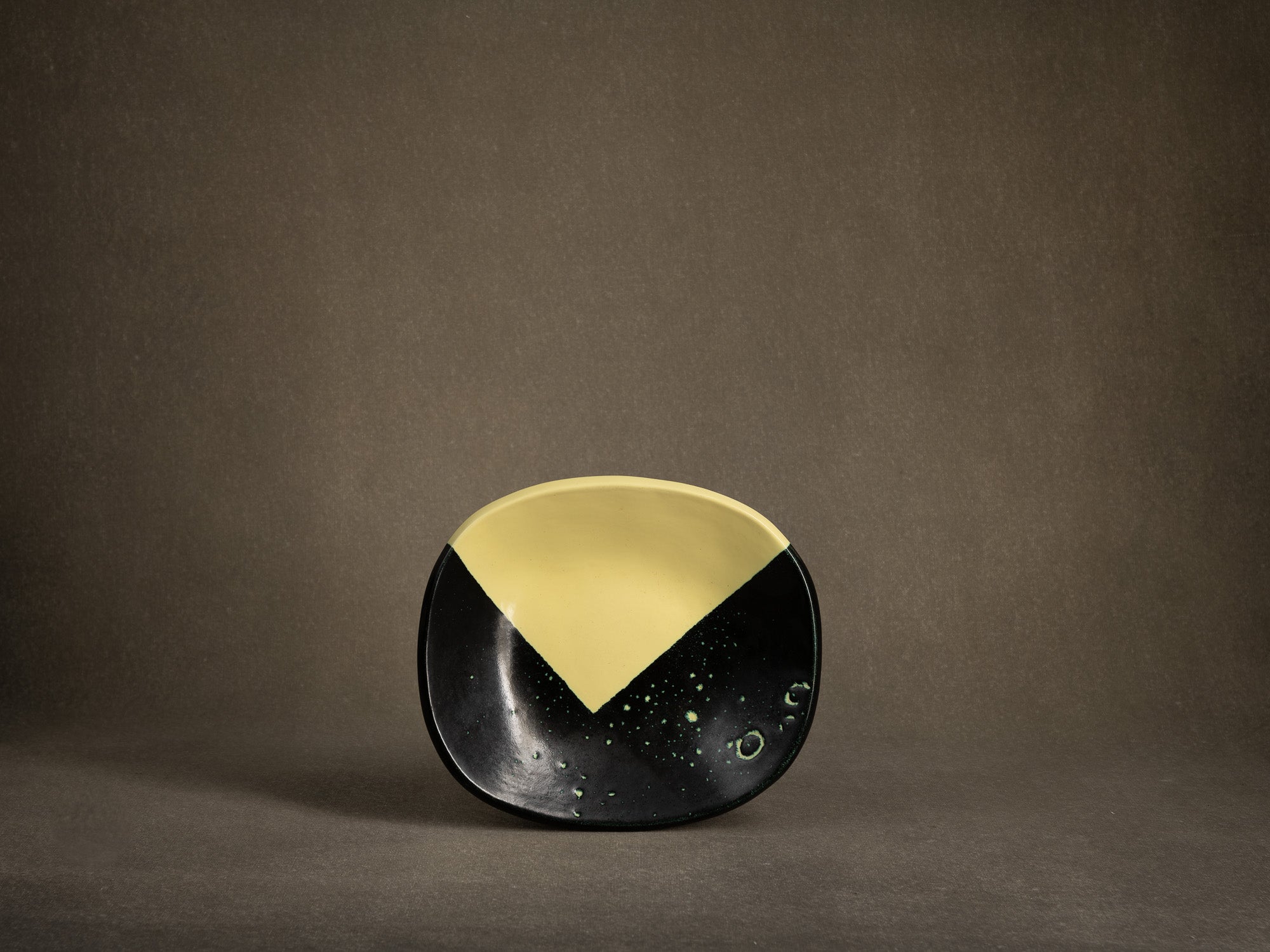 Coupe vide-poche en faïence à la manière de Jean Mégard, France (vers 1950)..squared bowl in the manner of Jean Mégard (circa 1950)