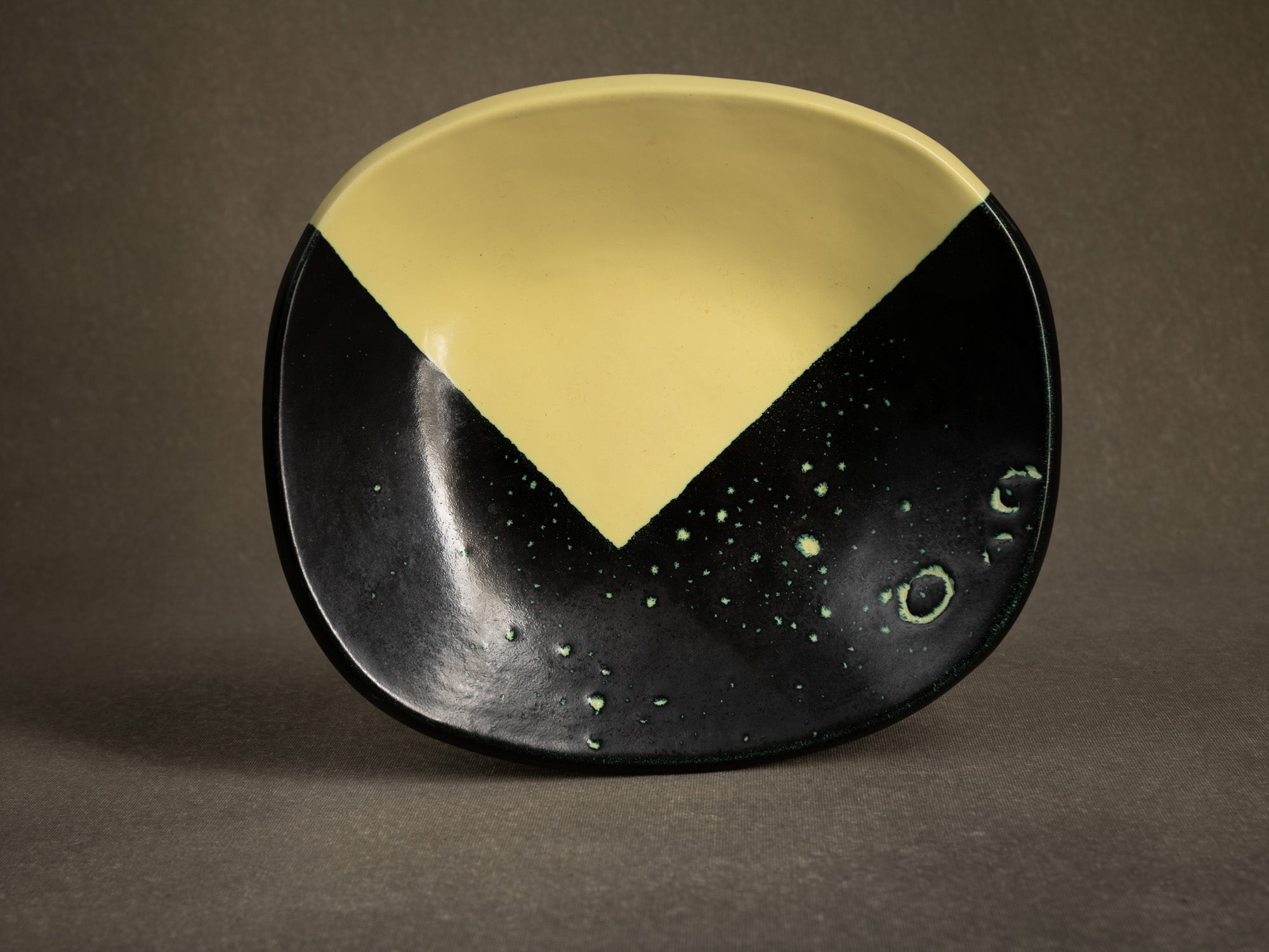 Coupe vide-poche en faïence à la manière de Jean Mégard, France (vers 1950)..squared bowl in the manner of Jean Mégard (circa 1950)