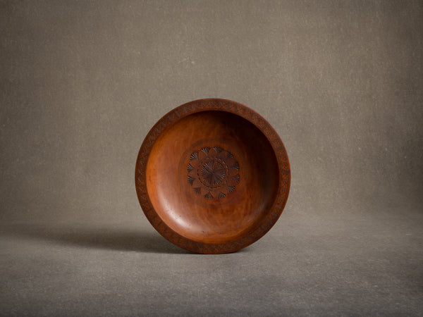 Coupe monoxyle en bois à décor folklorique balte, Lituanie (Vers 1930-40)..Wooden monoxyl bowl with Baltic folk decoration, Lithuania (Circa 1930-40)
