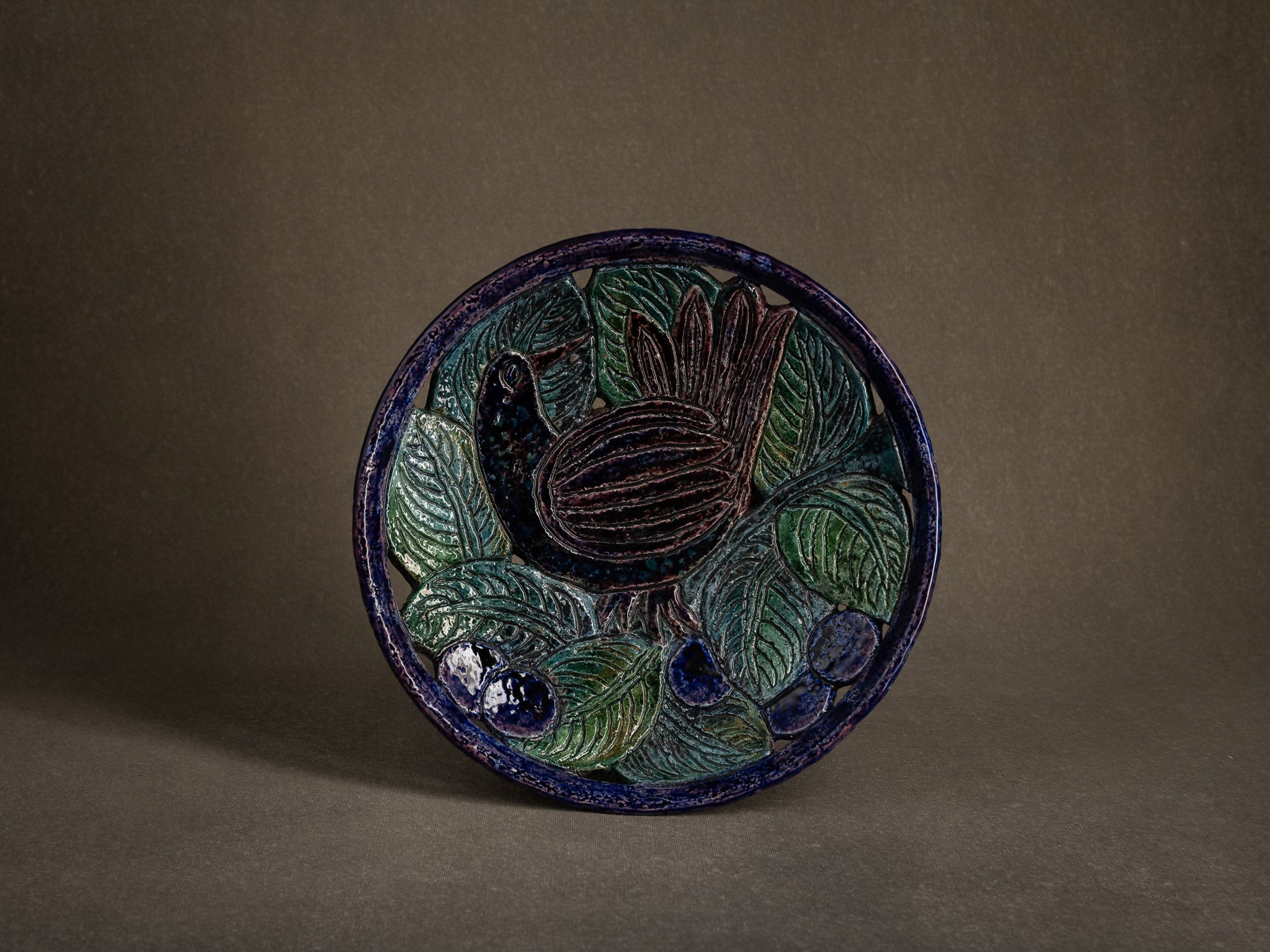 Rare coupe circulaire "oiseau" en grès chamotté par Charlotte Hamilton pour Rörstrand, Suède (1946-49)..Rare circular “bird” bowl in chamotte stoneware by Charlotte Hamilton for Rörstrand, Sweden (1946-49)