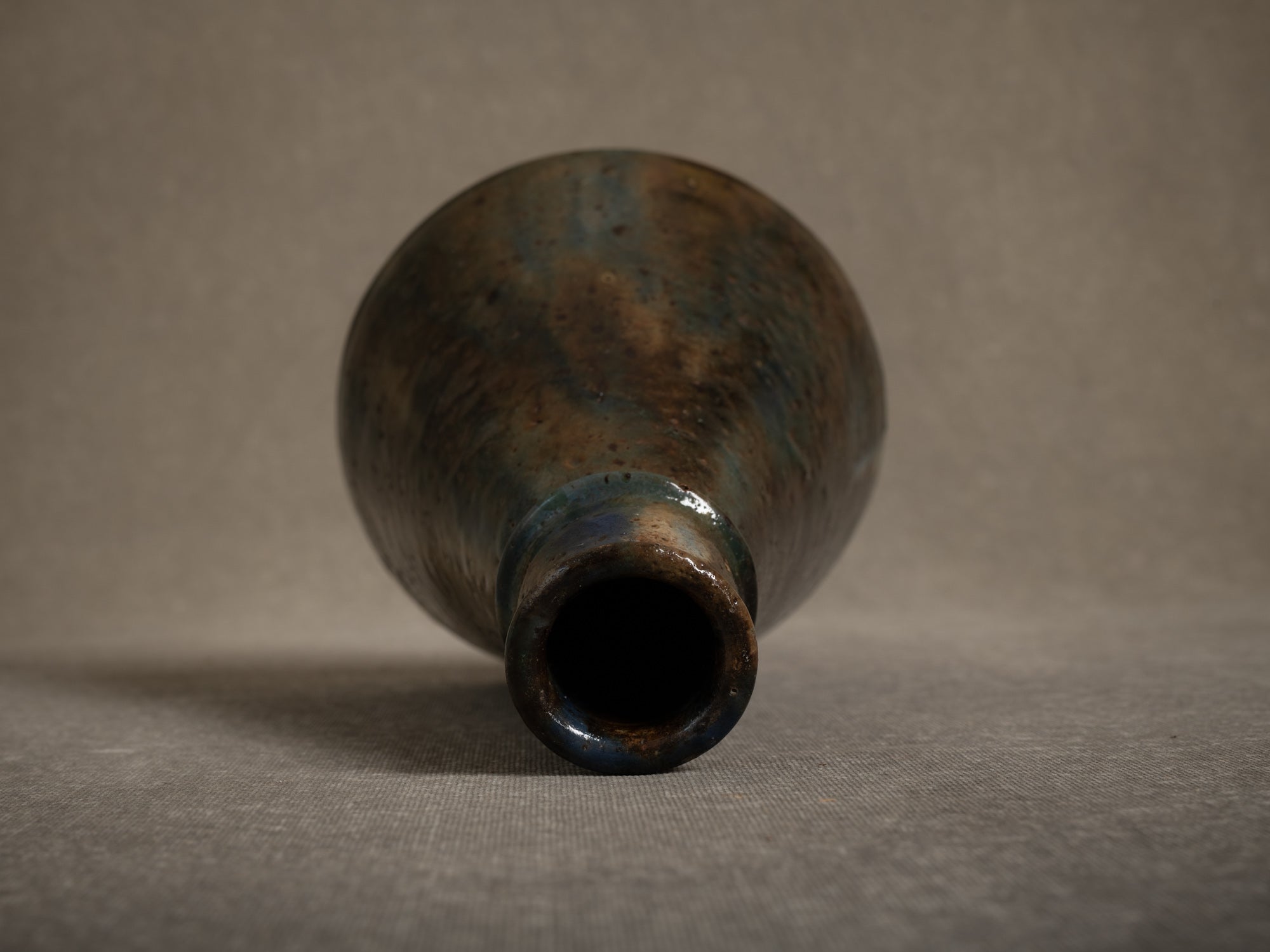Vase "Erlenmeyer" en grès par la poterie du Mesnil de Bavent, France (Vers 1900-20)..Norman "Erlenmeyer" stoneware vase by la poterie du Mesnil de Bavent, France (circa 1900-20)