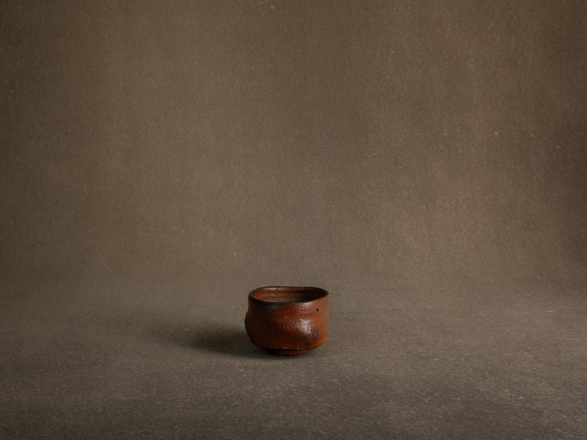 Bol à thé chawan en grès de La Borne par Isabelle Pammachius, France (vers 2000)..La Borne stoneware chawan tea bowl by Isabelle Pammachius, France (circa 2000)