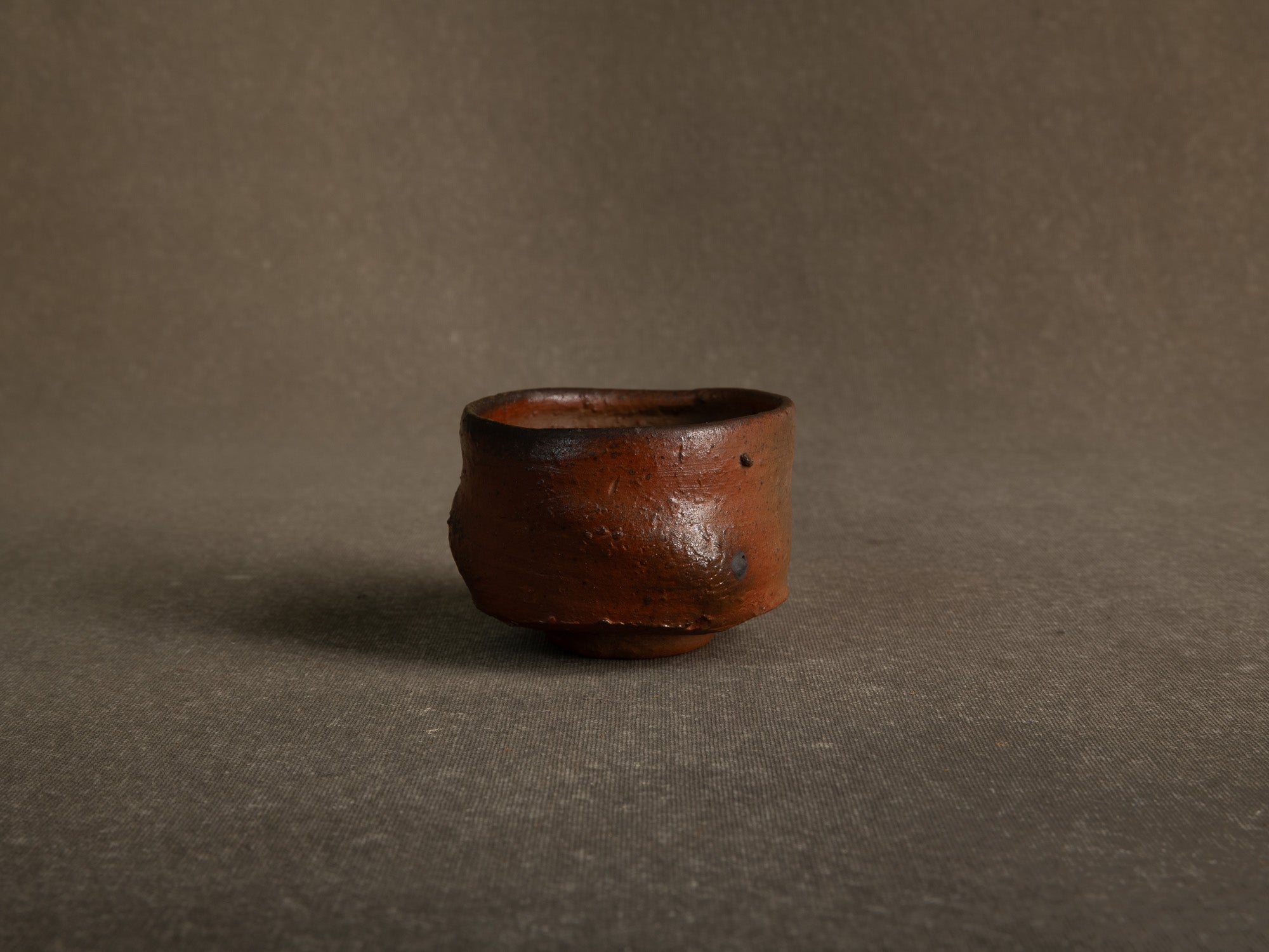 Bol à thé chawan en grès de La Borne par Isabelle Pammachius, France (vers 2000)..La Borne stoneware chawan tea bowl by Isabelle Pammachius, France (circa 2000)