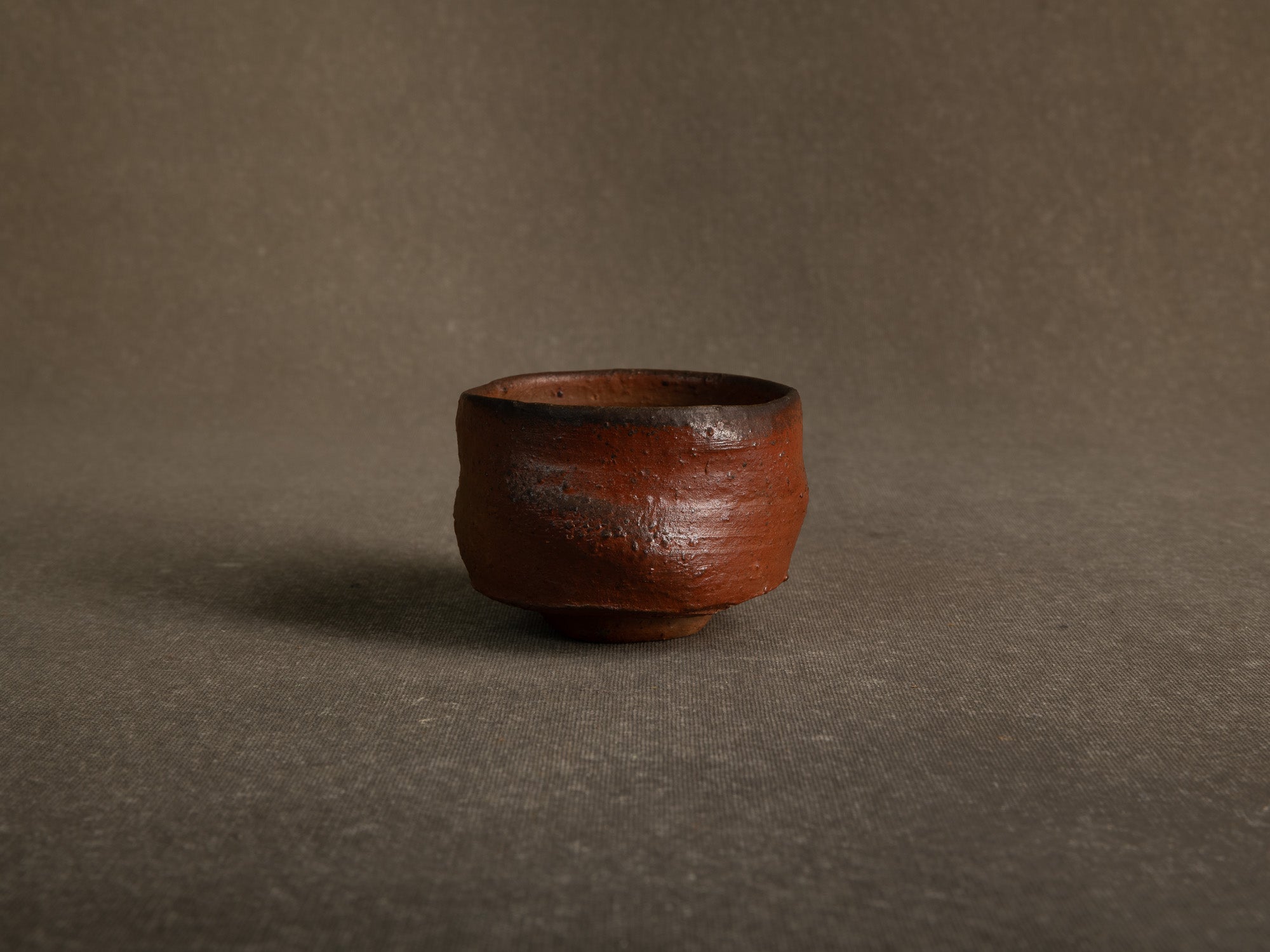 Bol à thé chawan en grès de La Borne par Isabelle Pammachius, France (vers 2000)..La Borne stoneware chawan tea bowl by Isabelle Pammachius, France (circa 2000)