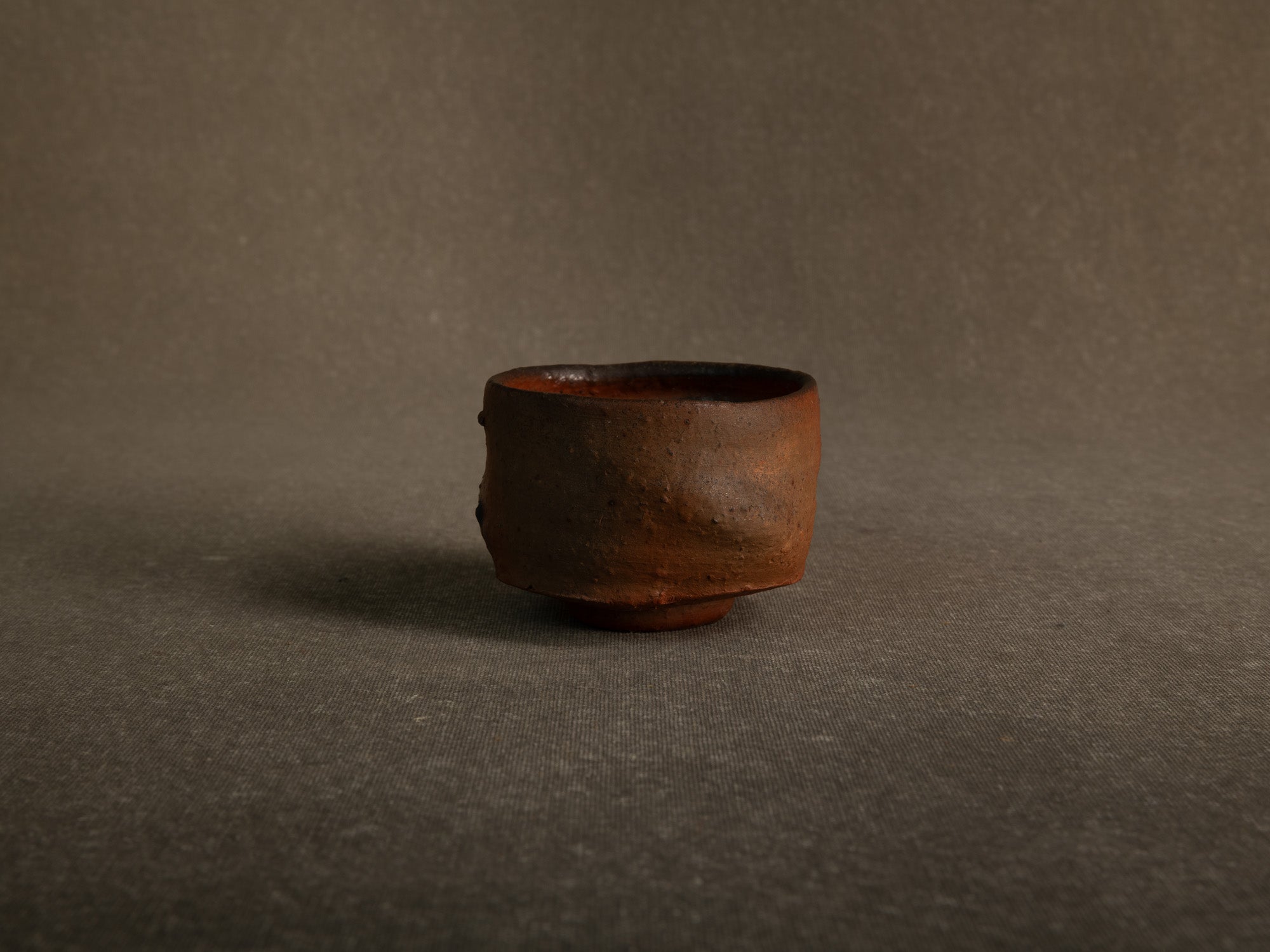 Bol à thé chawan en grès de La Borne par Isabelle Pammachius, France (vers 2000)..La Borne stoneware chawan tea bowl by Isabelle Pammachius, France (circa 2000)